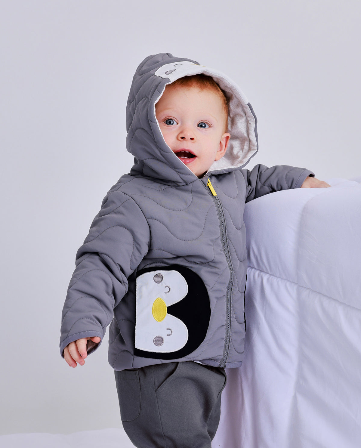 Chaqueta acolchada para recién nacido en gris con capucha con diseño de pingüino