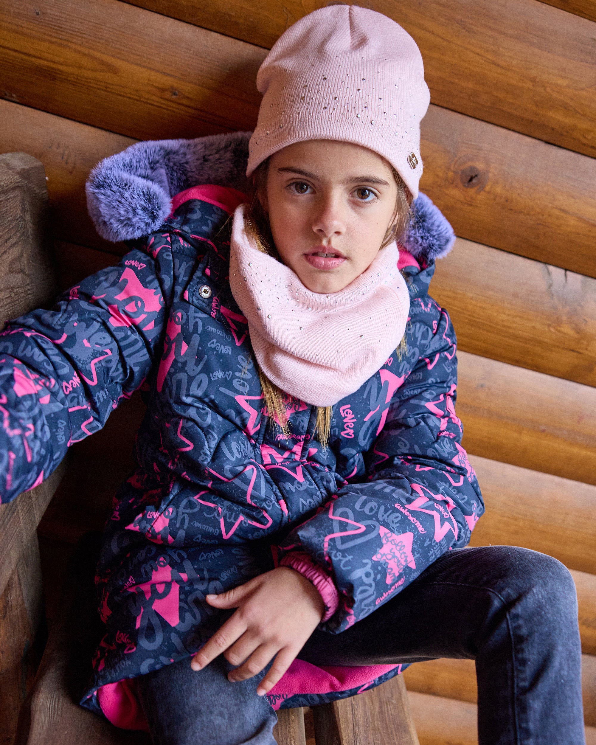 Abrigo acolchado de niña con estampado de estrellas y mensajes