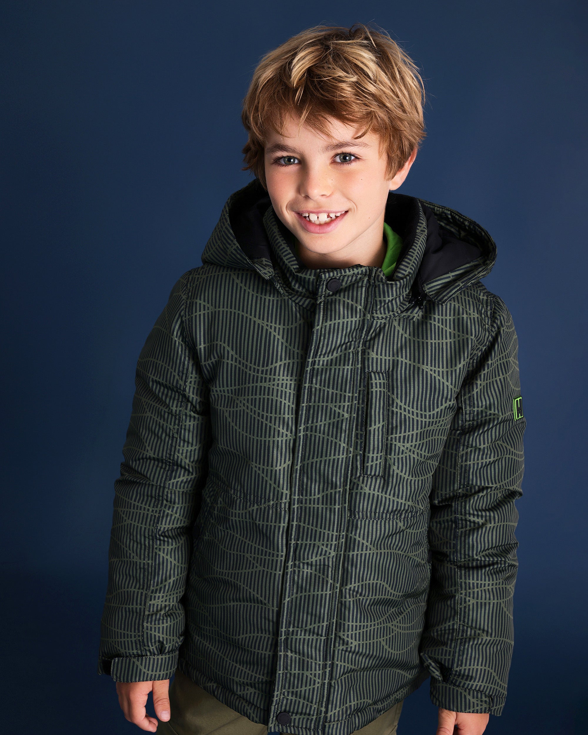 Abrigo acolchado de niño con estampado geométrico verde