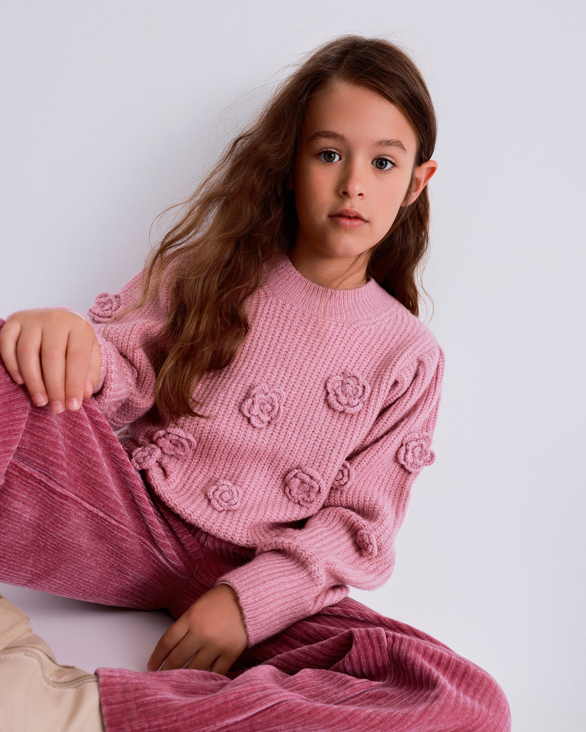 Suéter de malha rosa para menina com apliques de flores