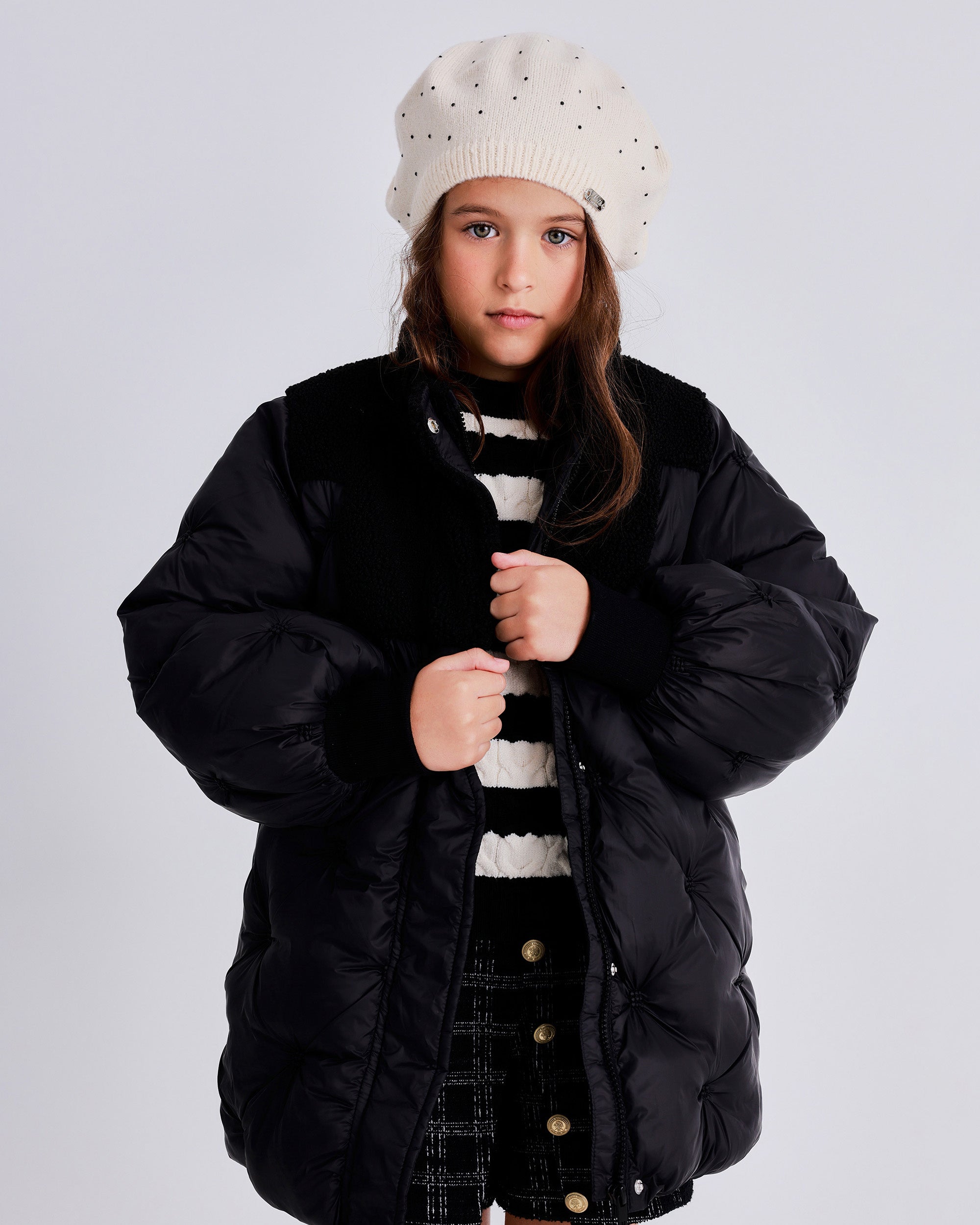 Abrigo acolchado de niña en negro con cuello de borreguito