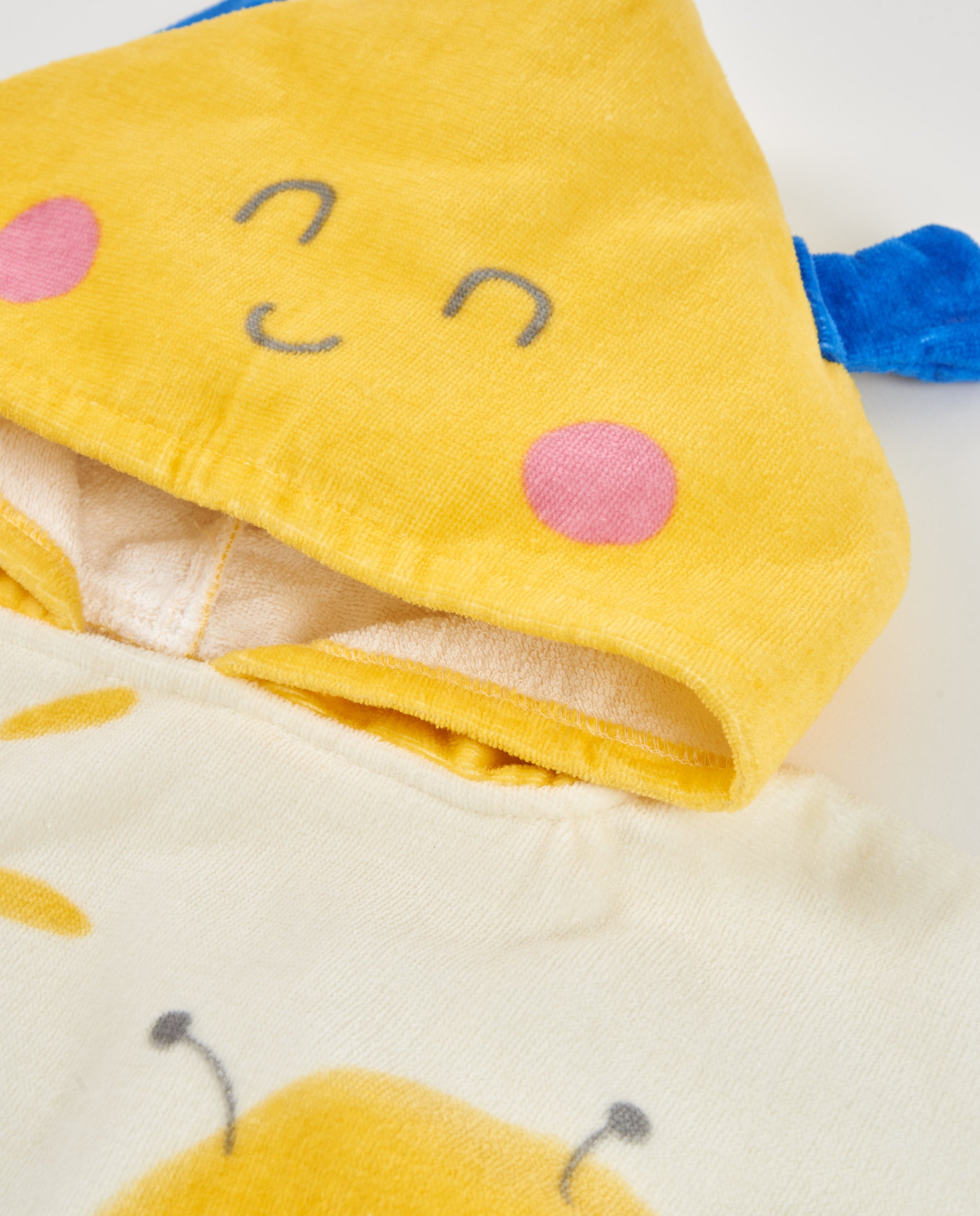 Toalla poncho de recién nacido de punto y detalles en relieve