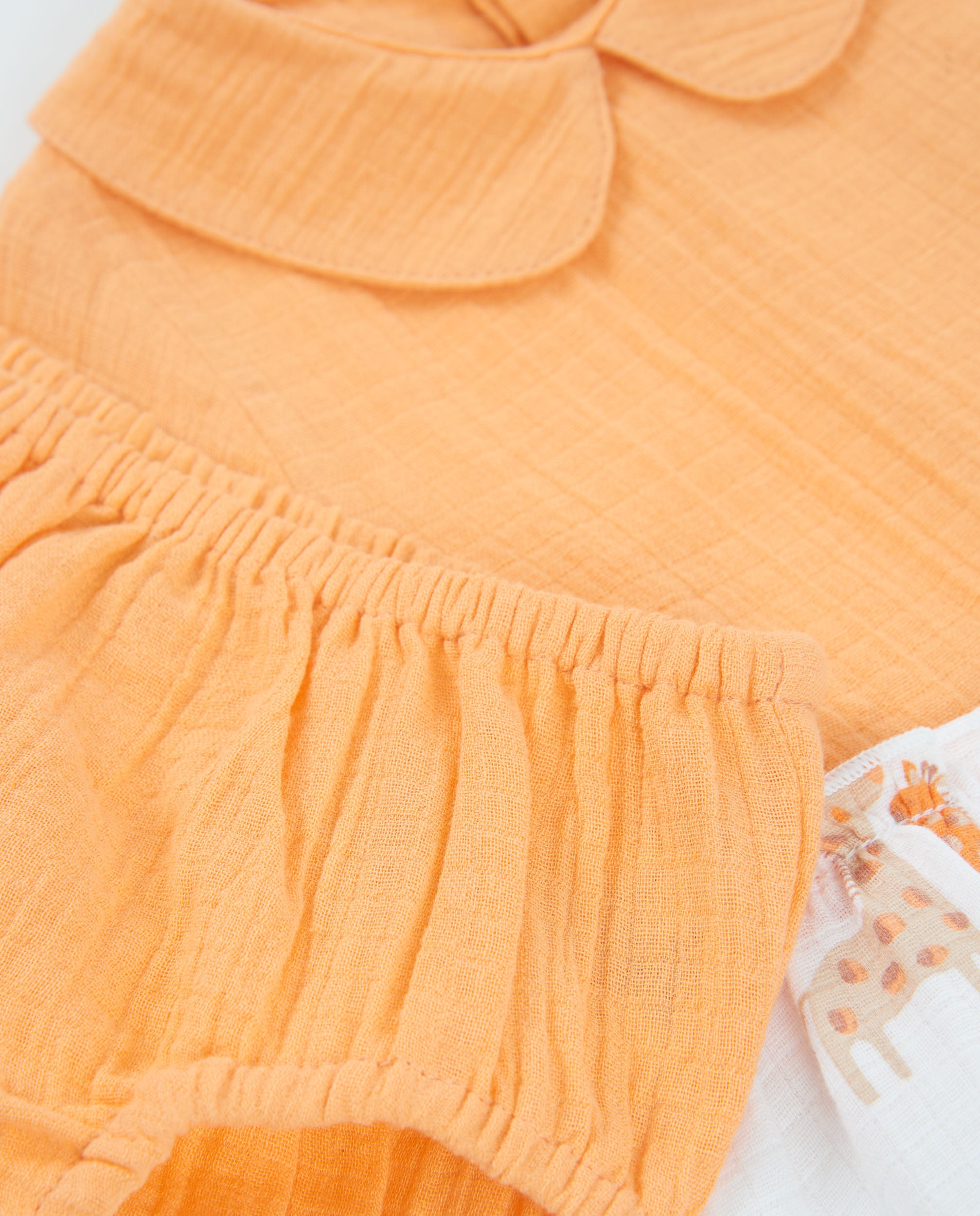 Vestido de recién nacido de plana con botones a presión