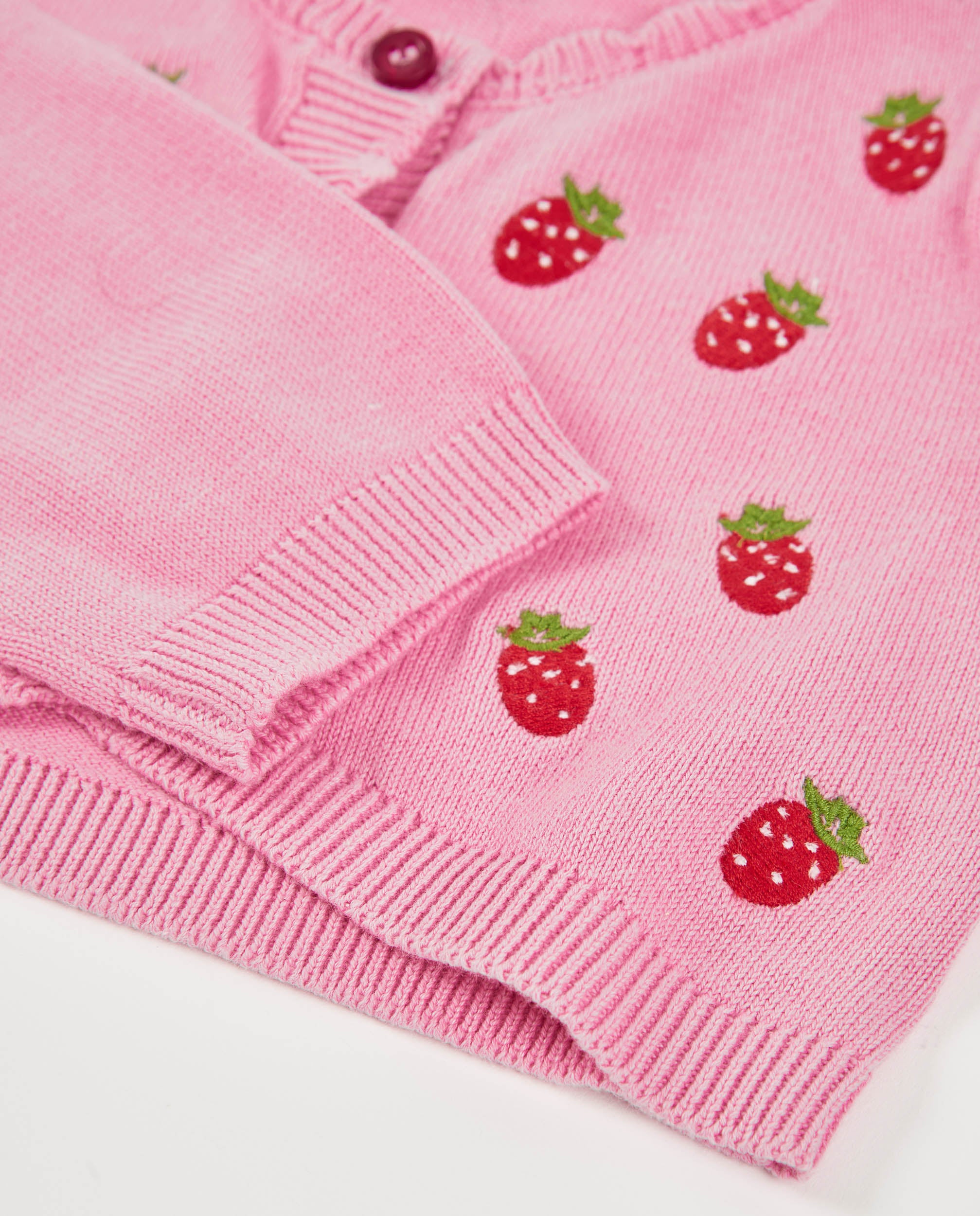 Chaqueta de recién nacido de tricot y fresitas bordadas