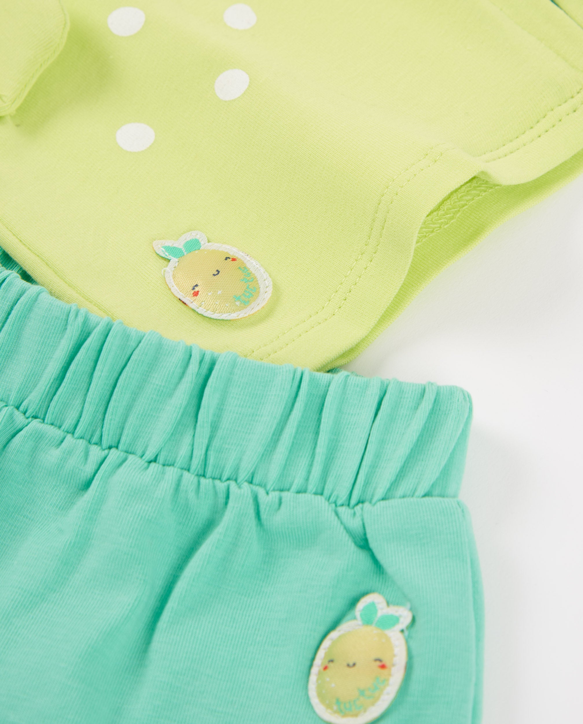 Conjunto de recién nacido de punto de tres piezas