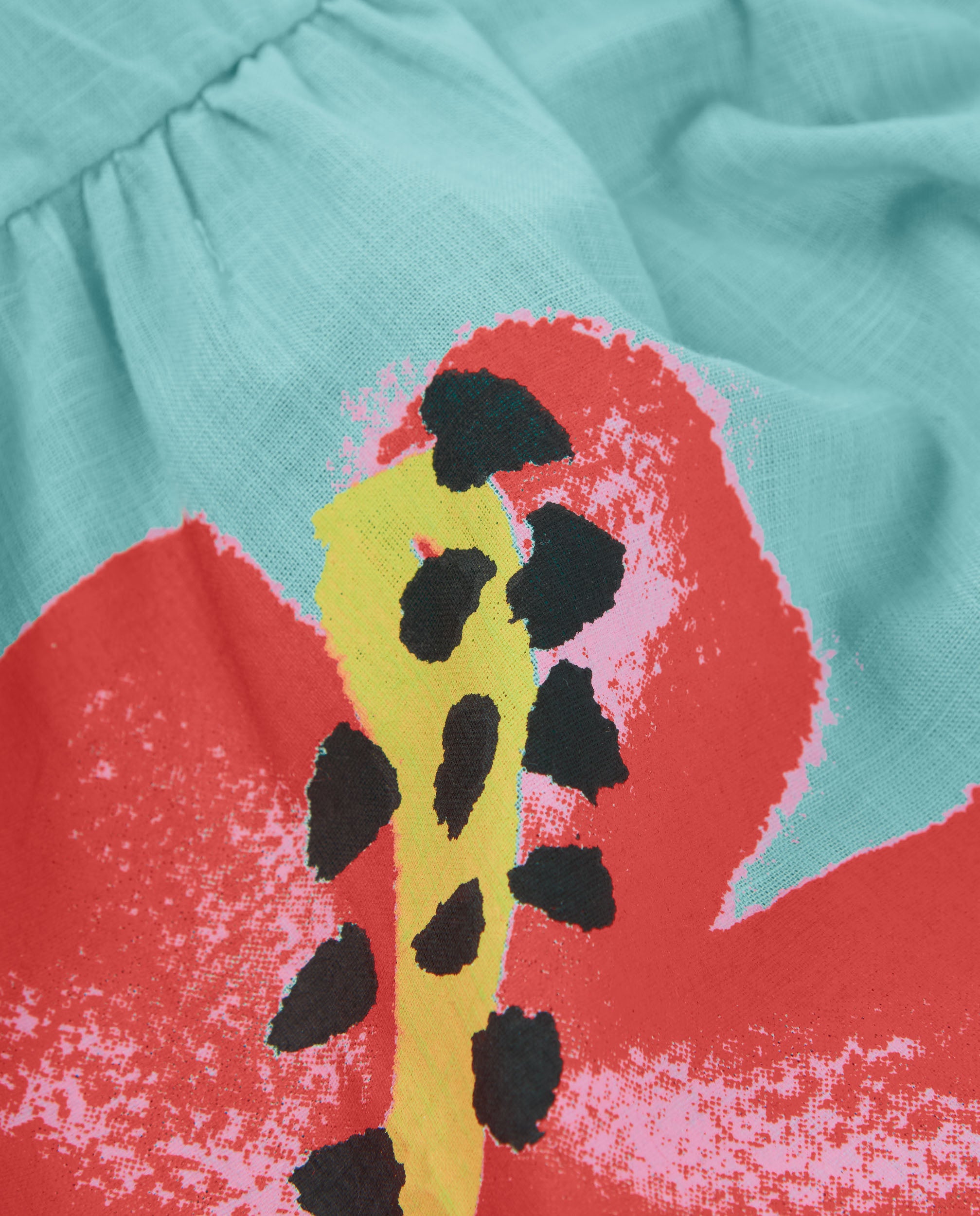 Vestido de niña de plana y cuello de ganchillo
