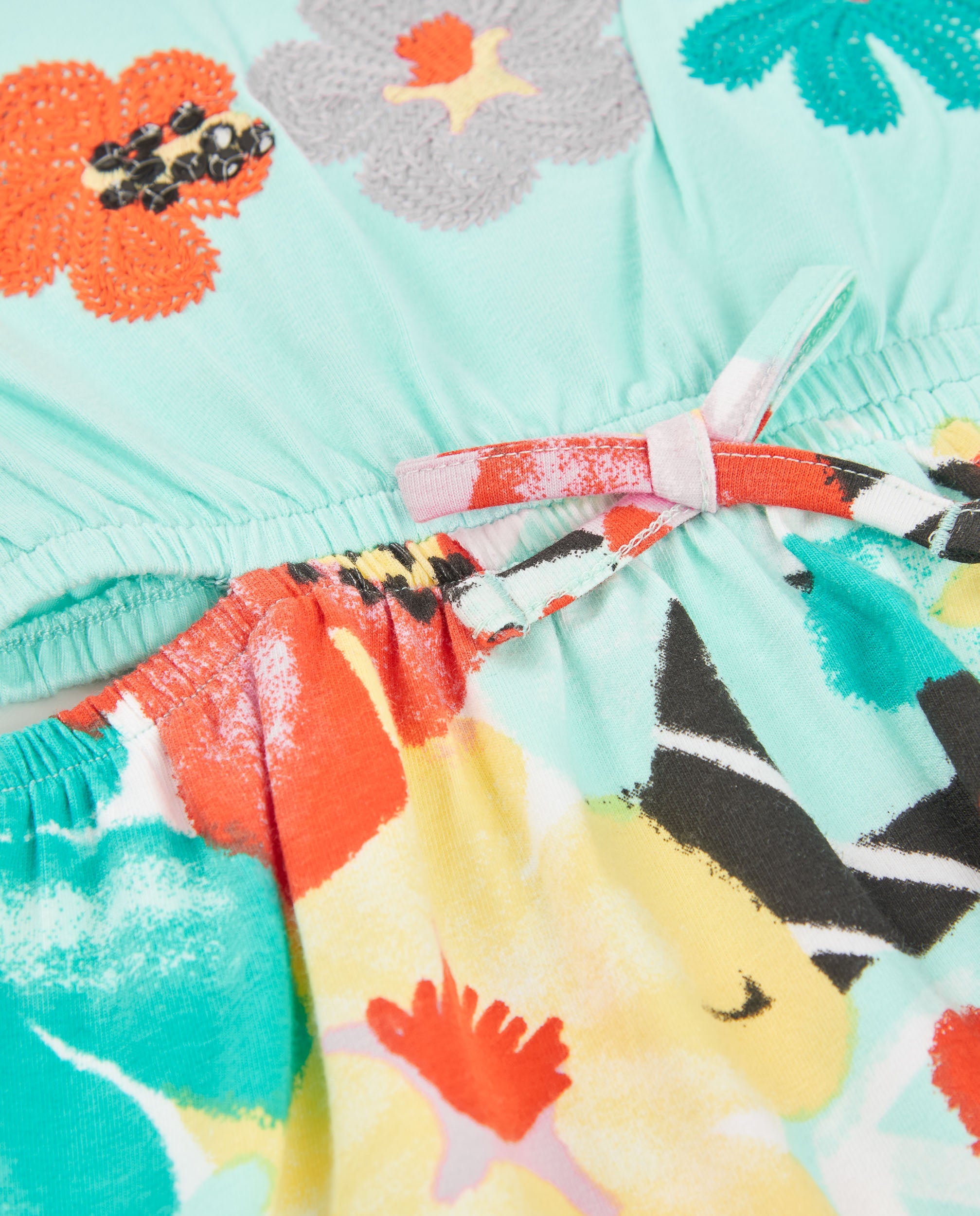 Vestido de niña de punto y flores bordadas