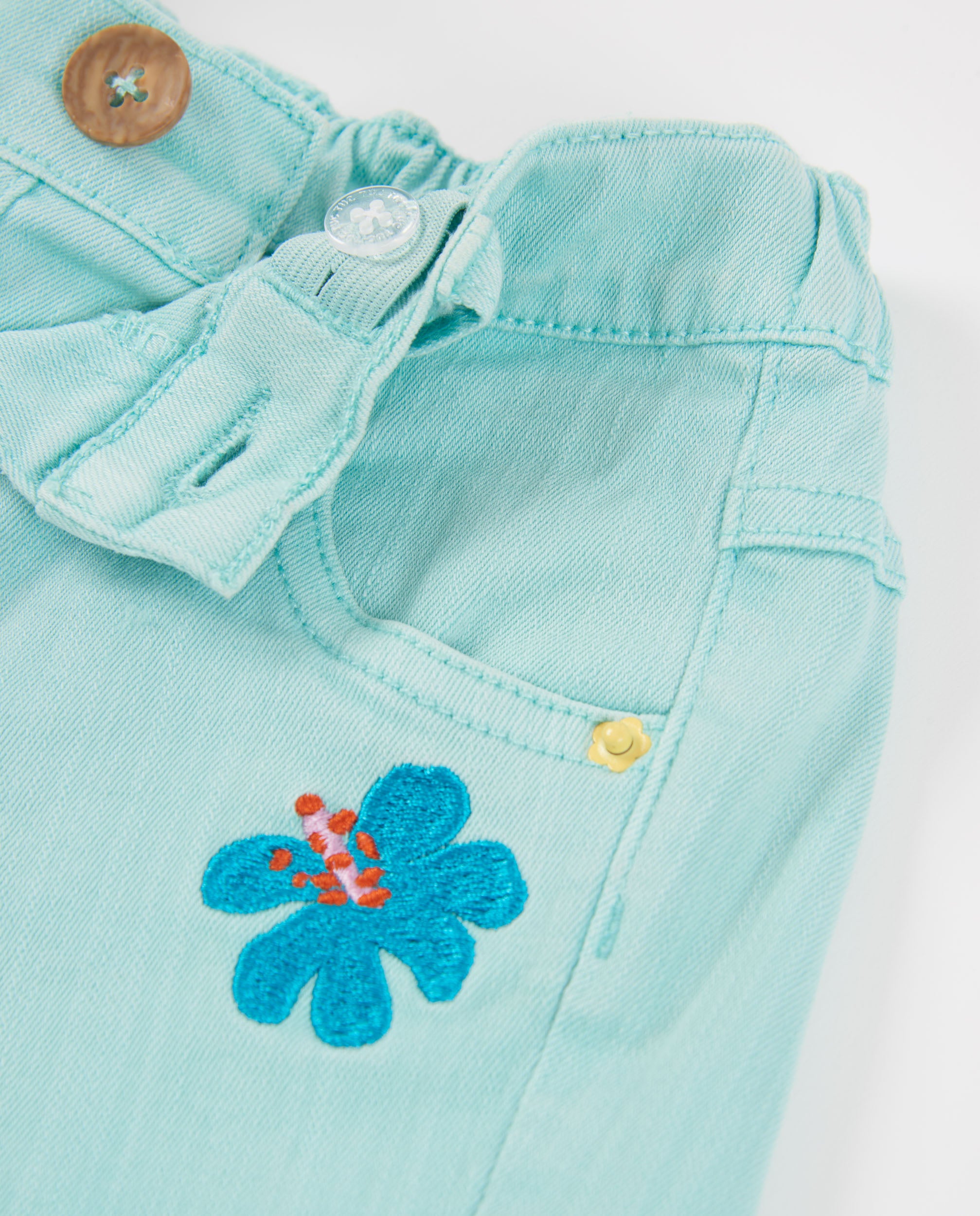 Short de niña de plana y denim con bordados