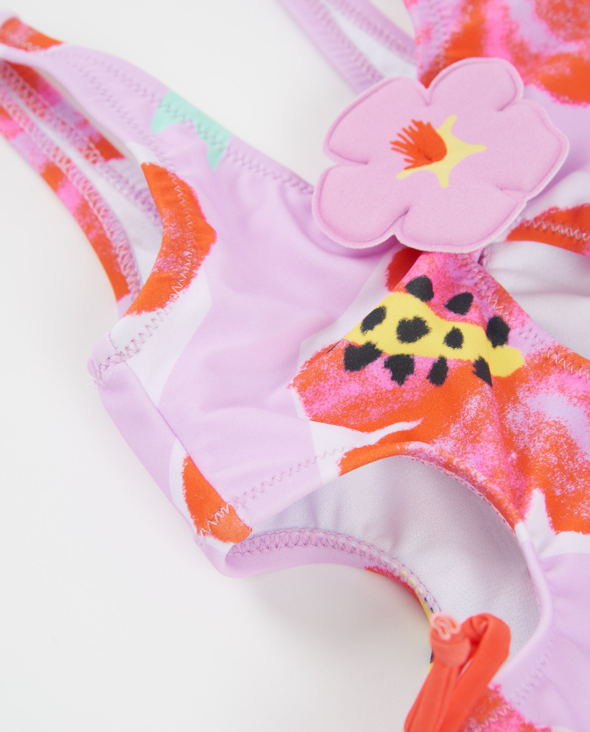 Bañador de niña de punto y apliques en relieve