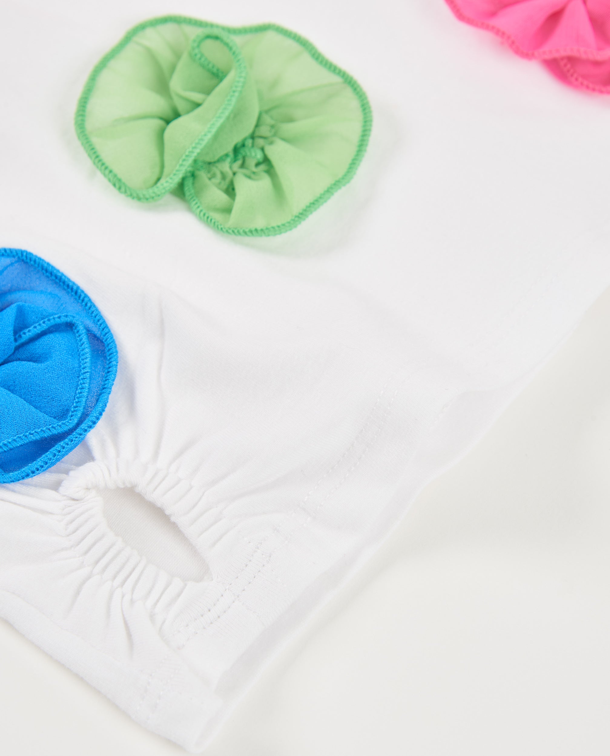 Camiseta de niña de punto y flores en volumen