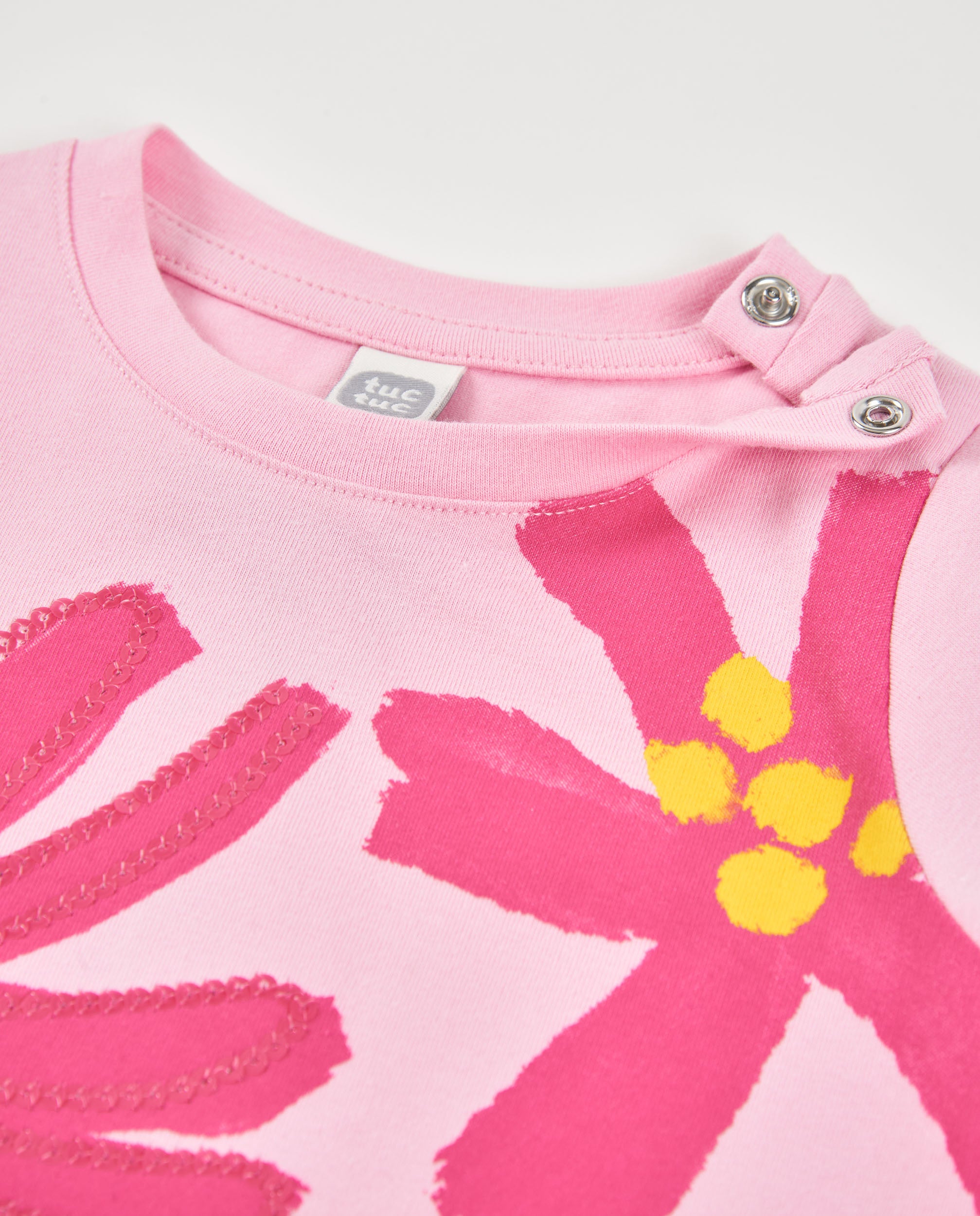 Camiseta de niña de punto y detalles brillantes