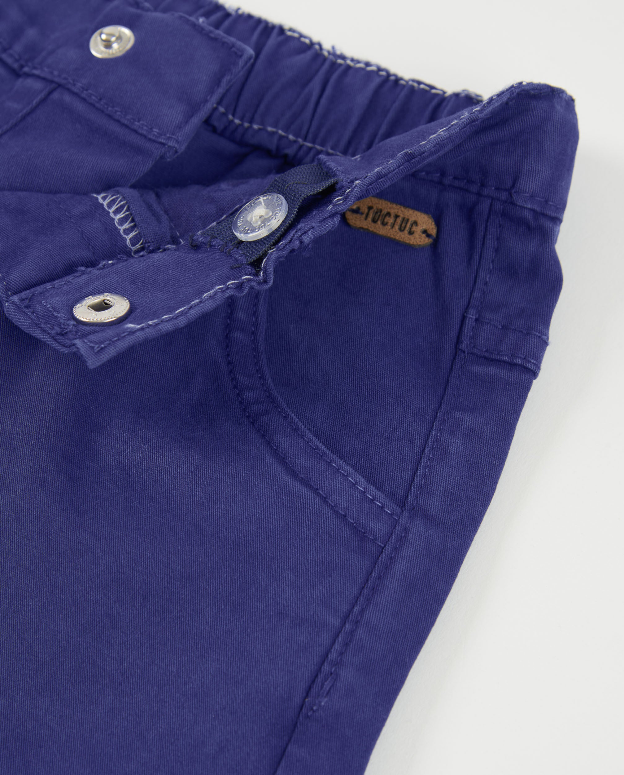 Pantalones de niño de plana con cierre en boton