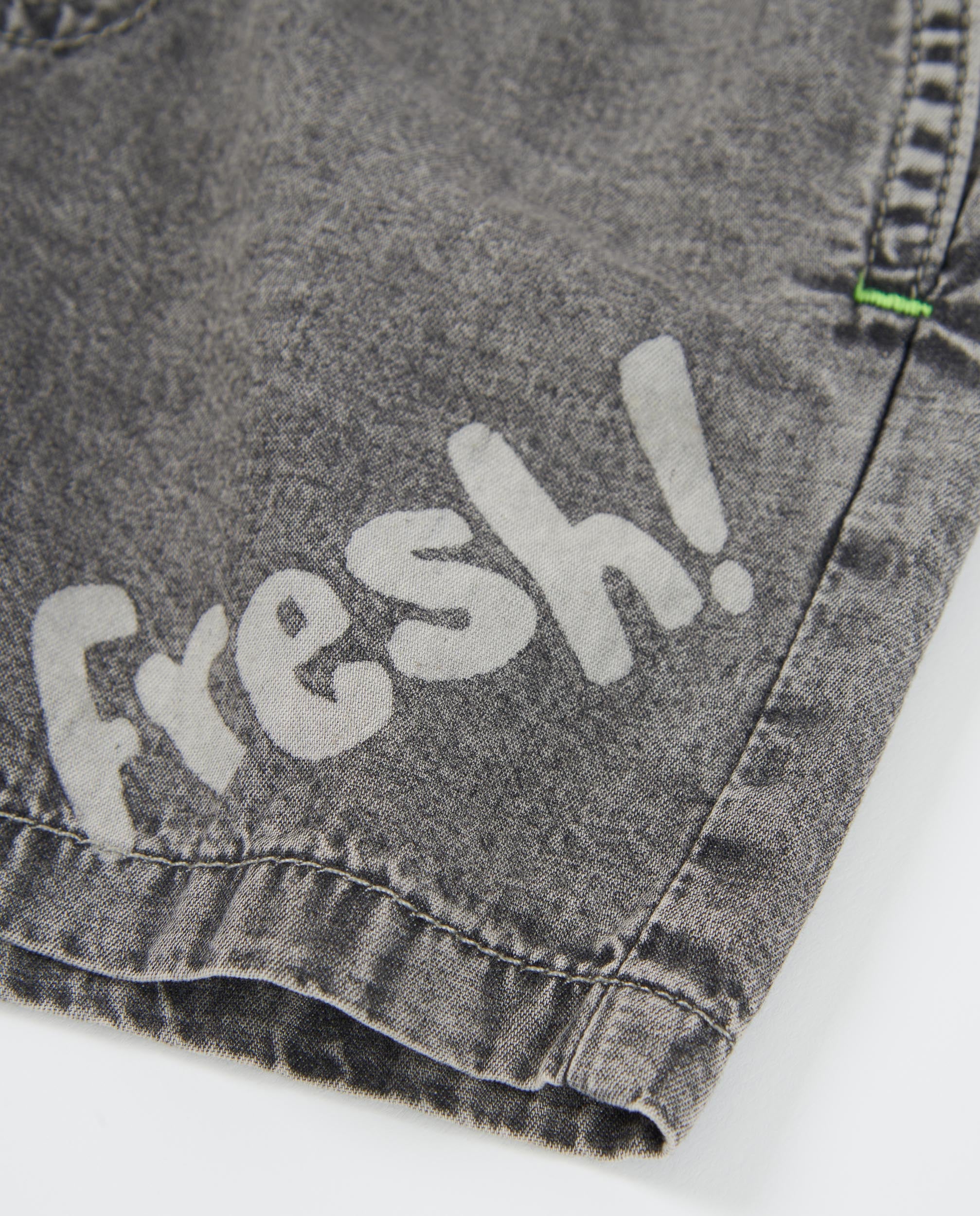 Bermuda de niño de plana y denim efecto lavado