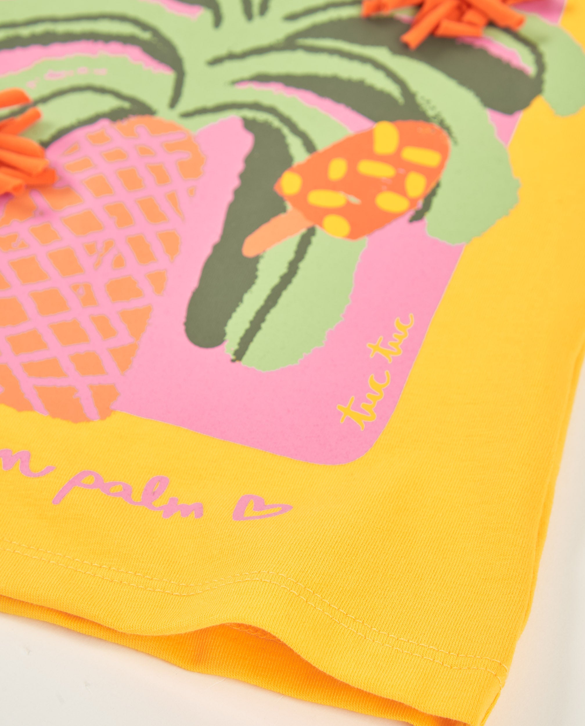 Camiseta de niña de punto y detalles en relieve