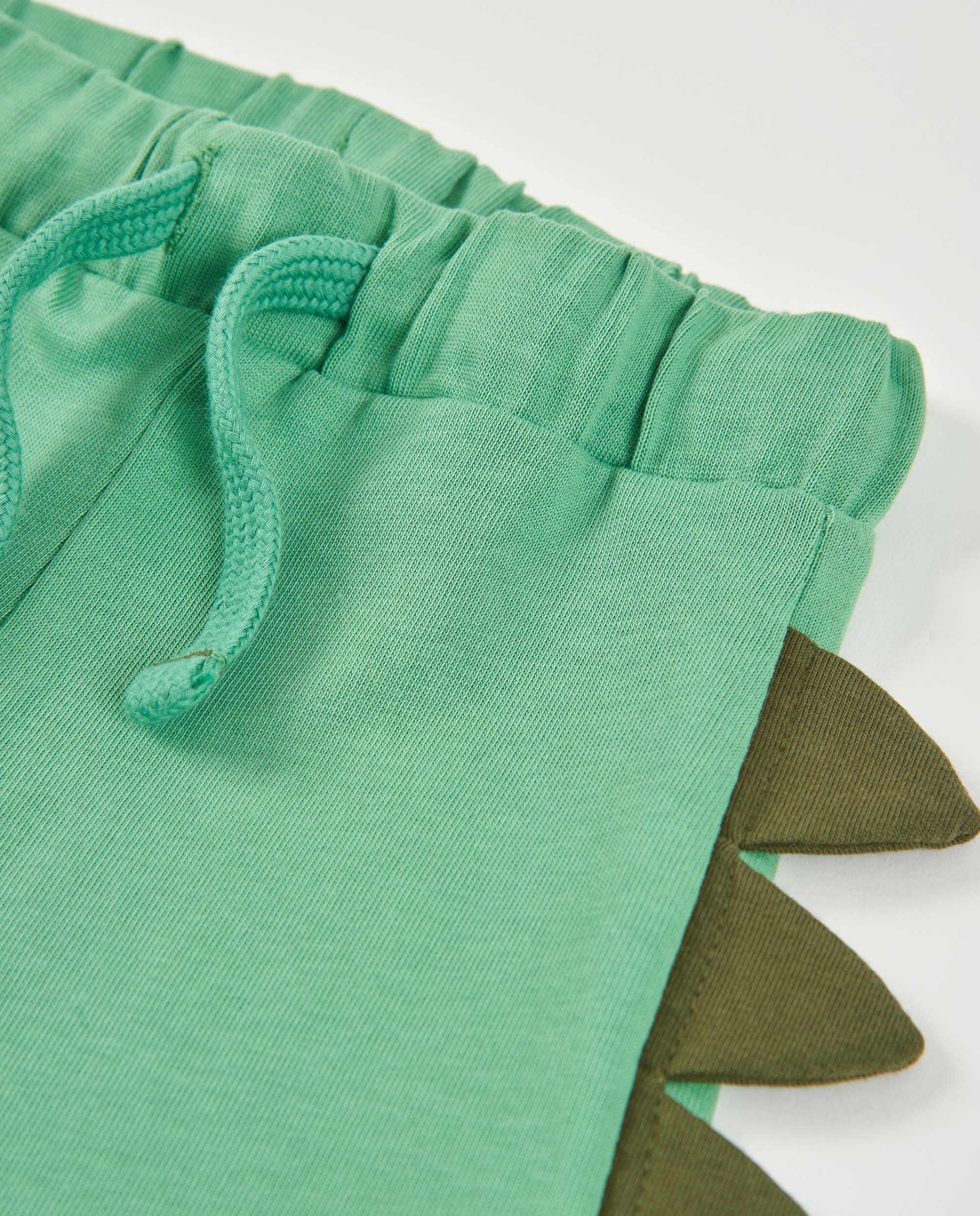 Bermuda de niño de punto con detalles en relieve