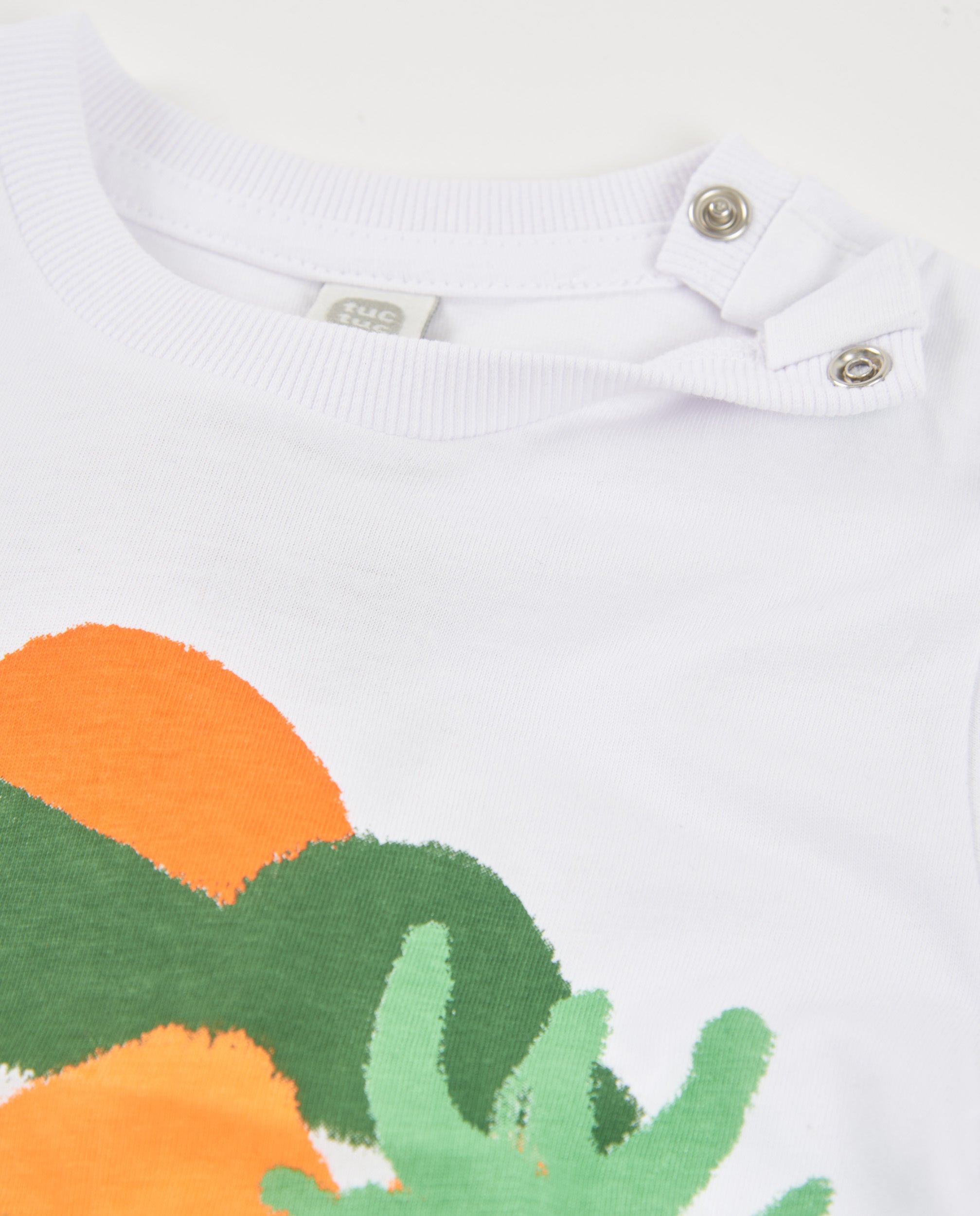 Camiseta de niño de punto y aplique con botón