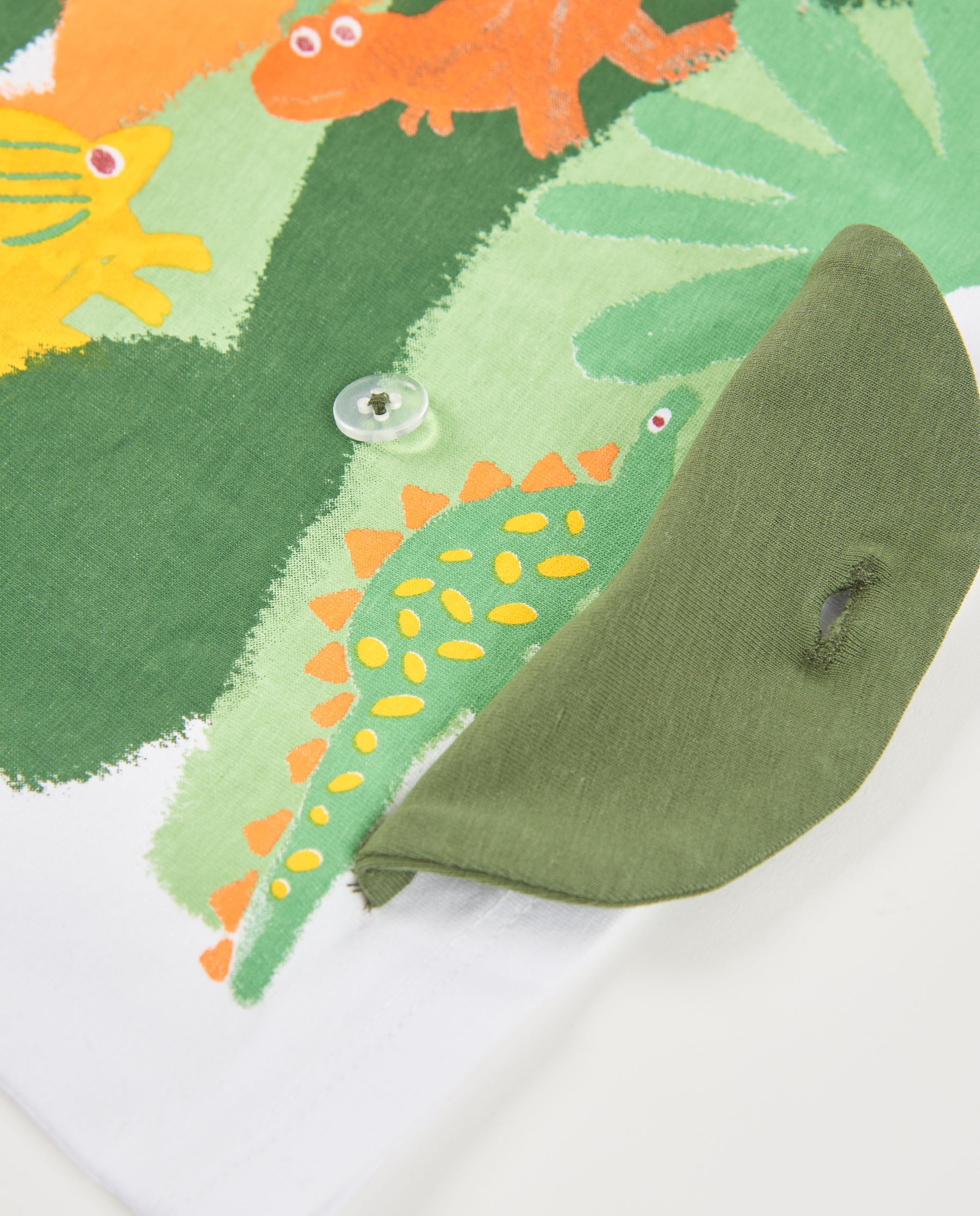 Camiseta de niño de punto y aplique con botón