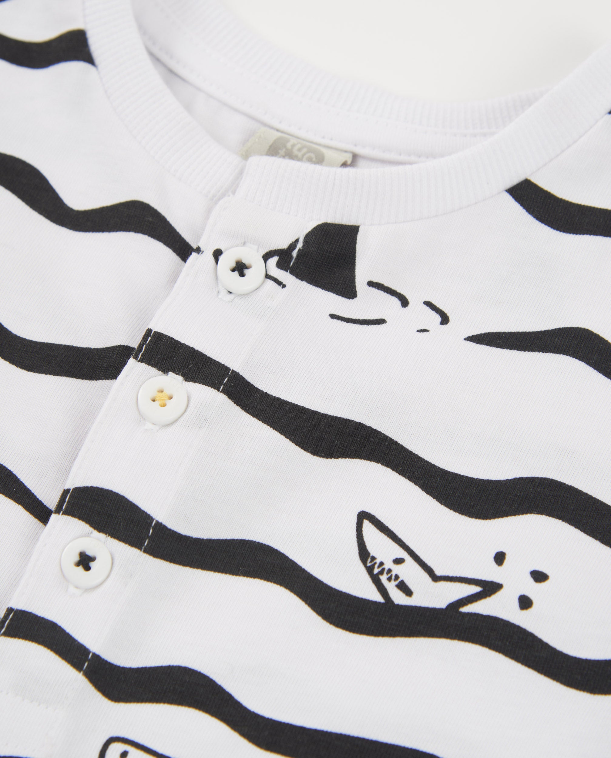 Camiseta de niño de punto y estampado de tiburones