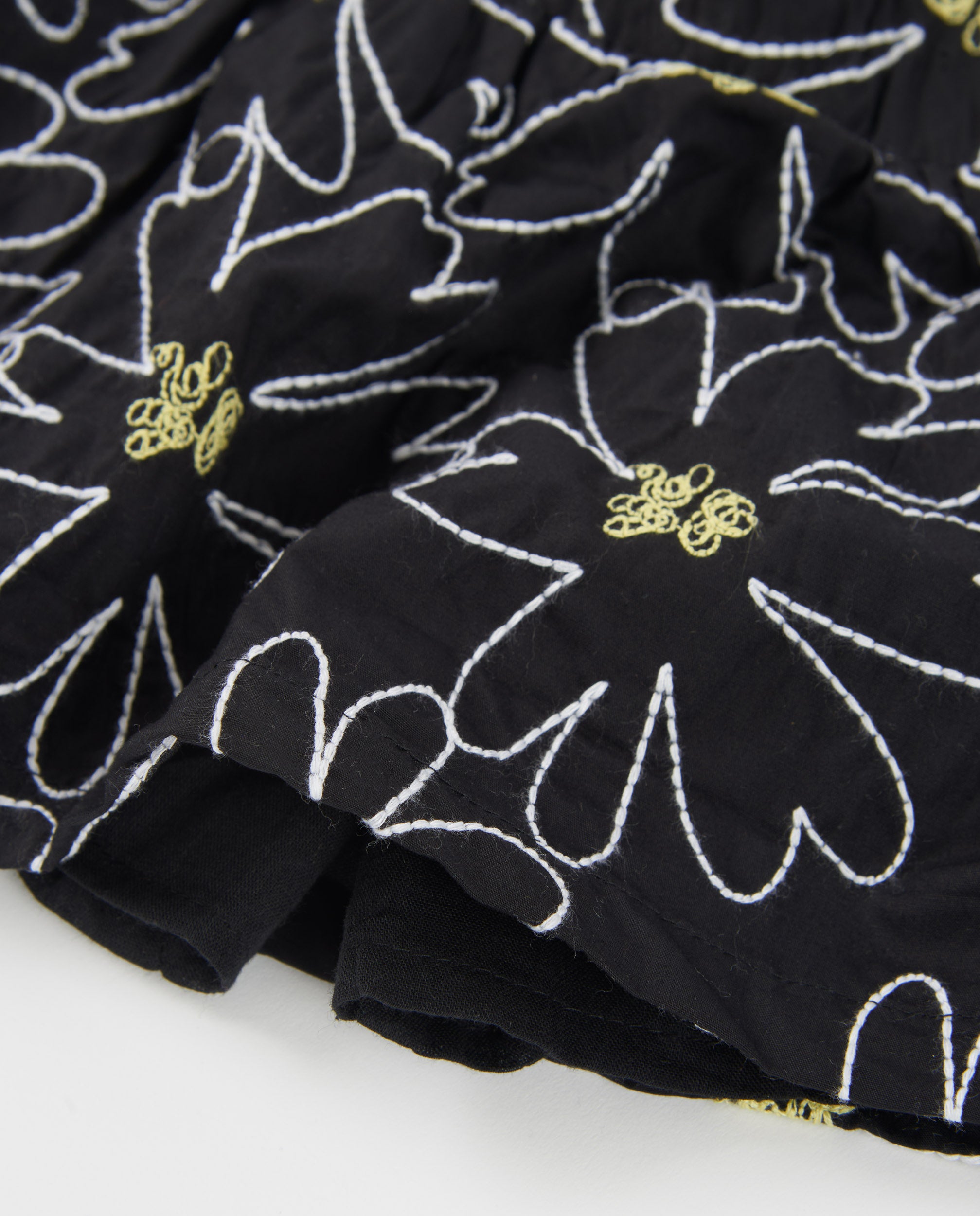 Falda de niña de plana con bordado floral