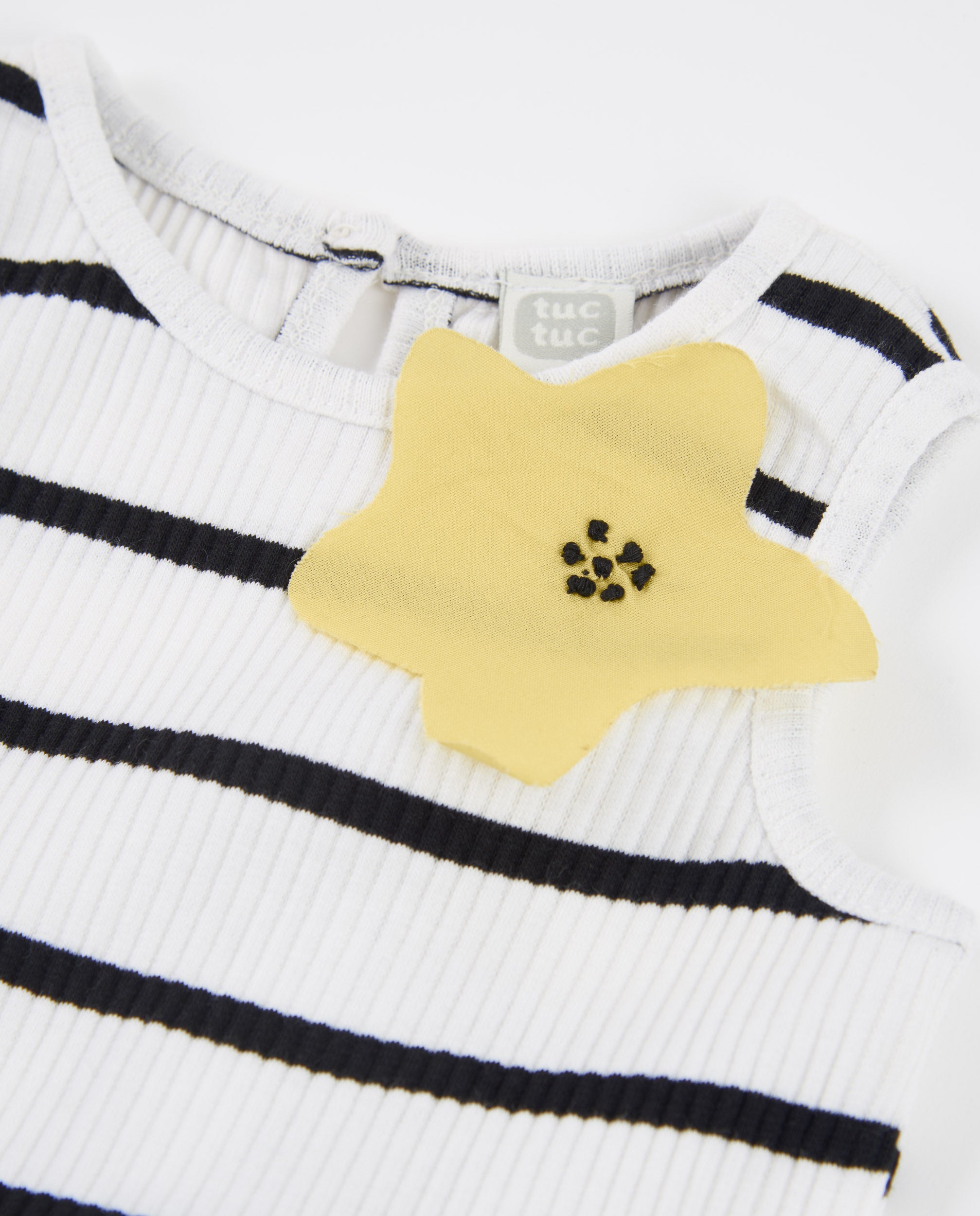 Vestido de niña de punto y diseño a rayas