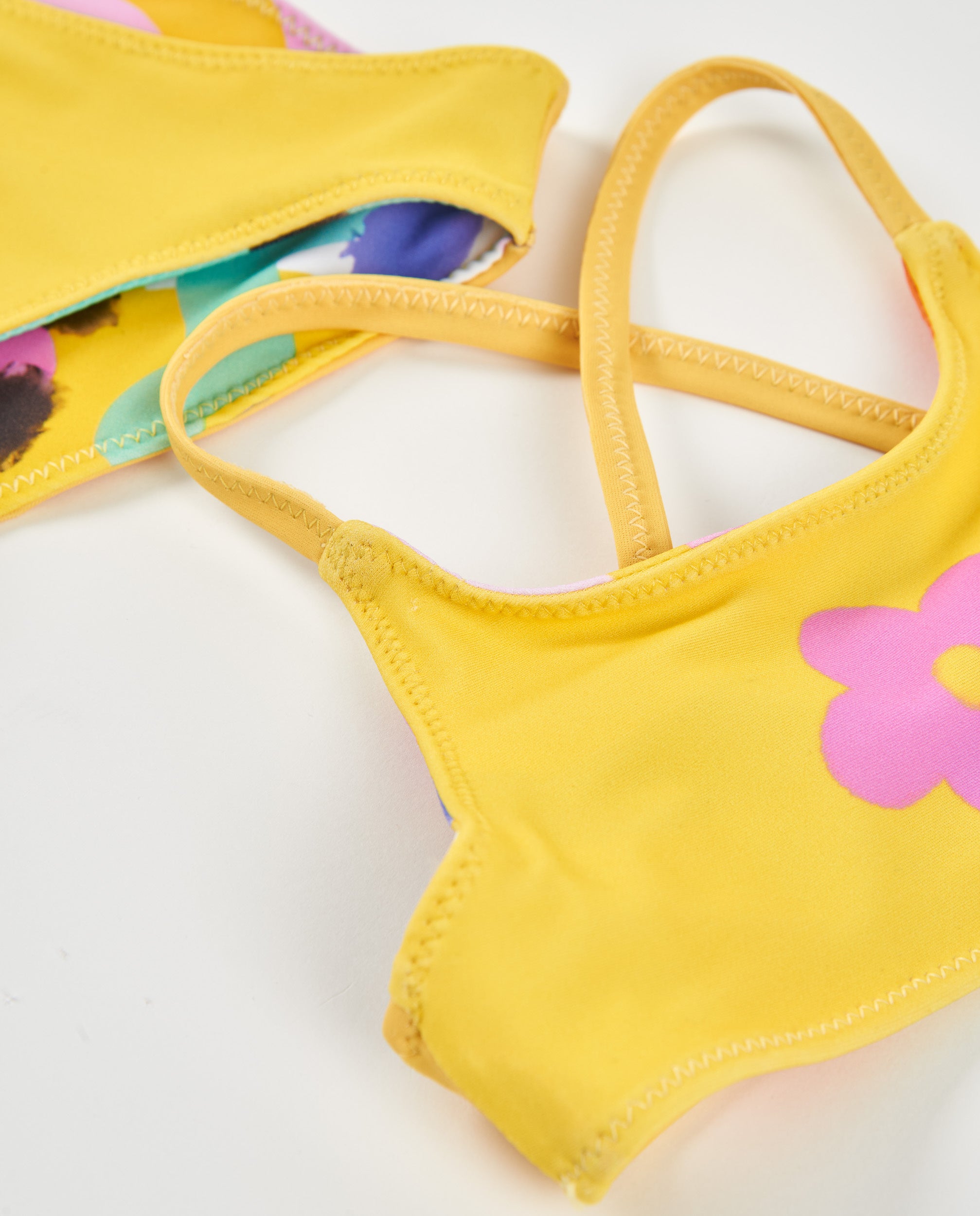 Bikini de niña de punto con diseño abstracto