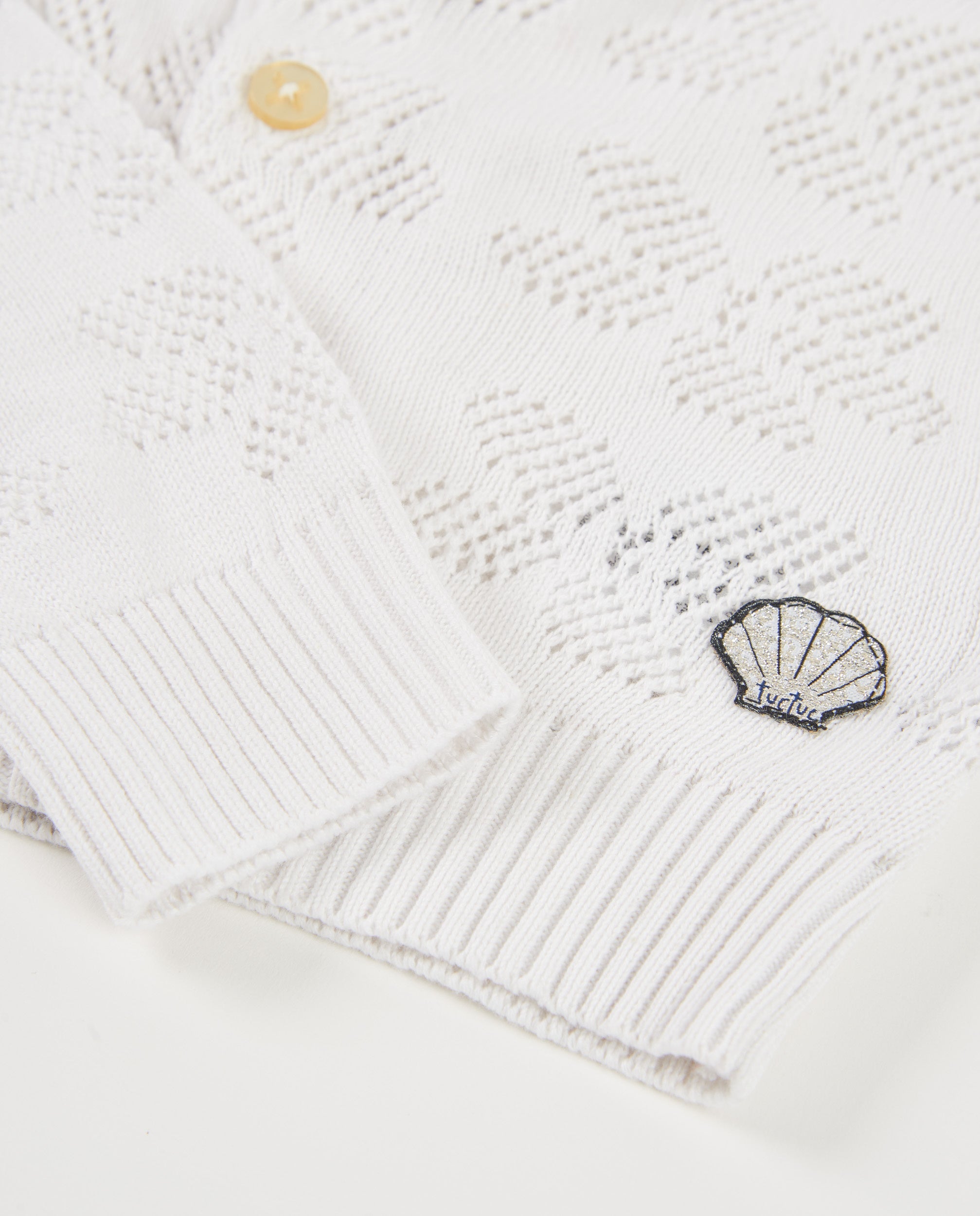 Chaqueta de niña de tricot y diseño calado