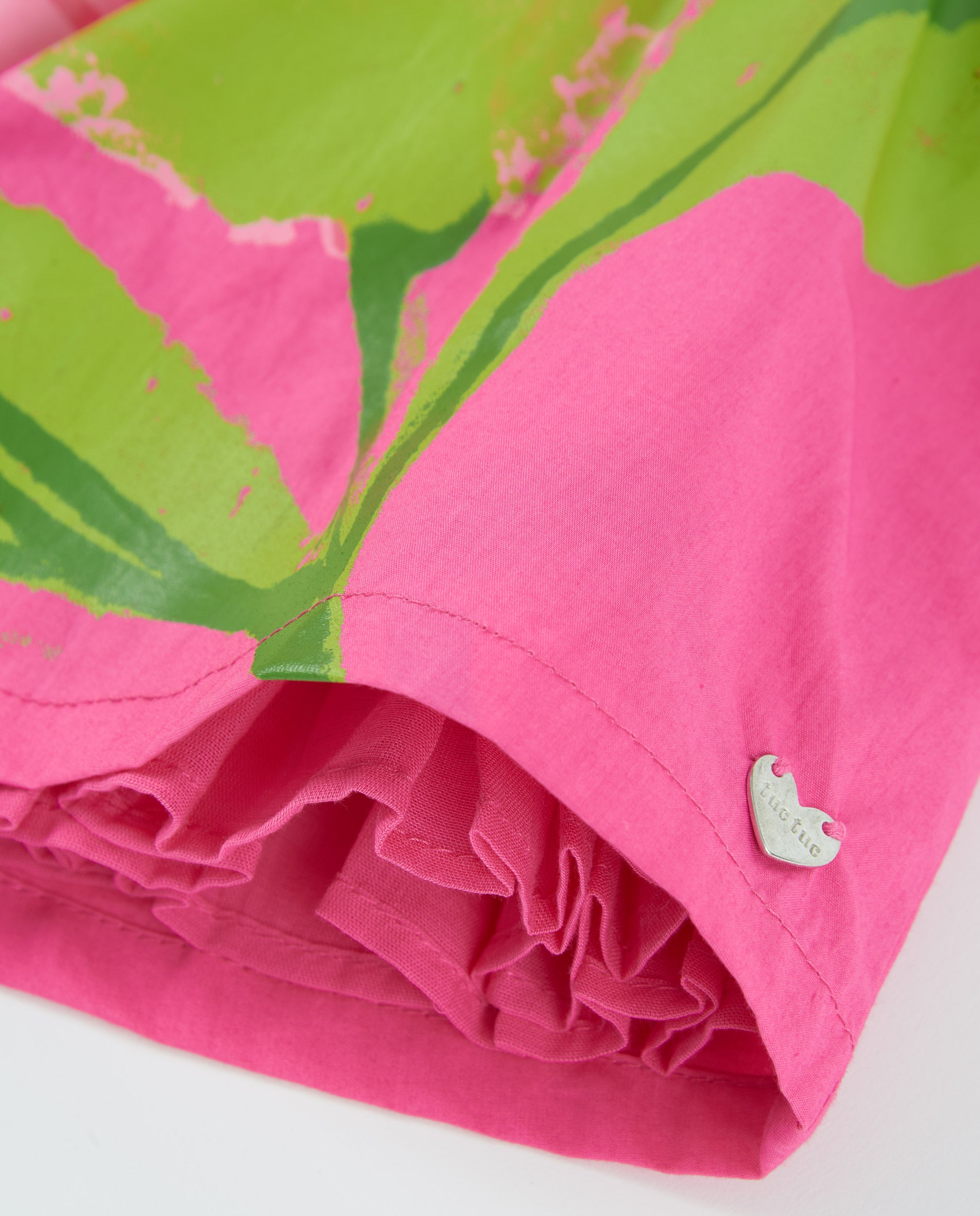 Vestido de niña de plana con cuerpo fruncido