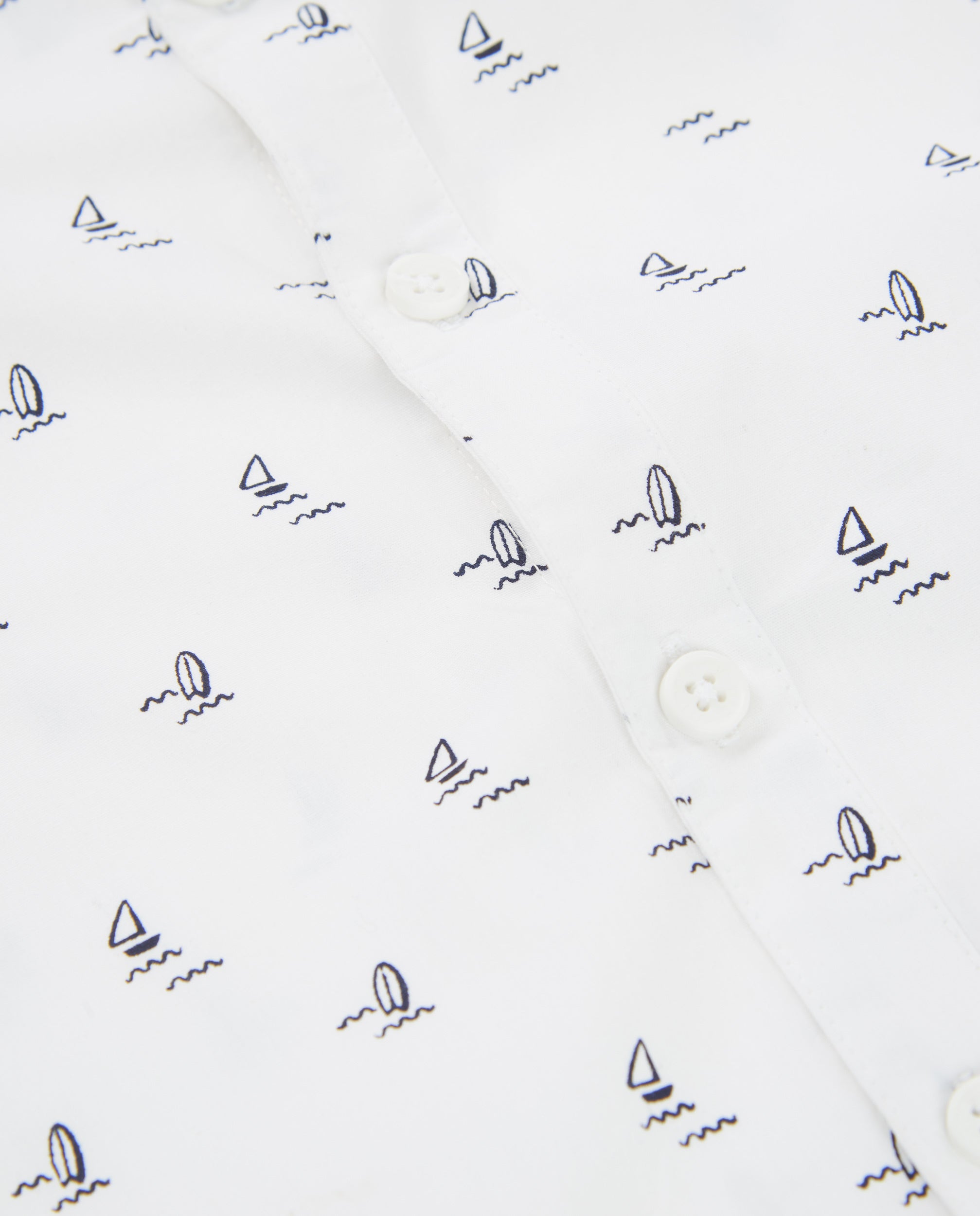 Camisa de niño de plana con estampado de veleros
