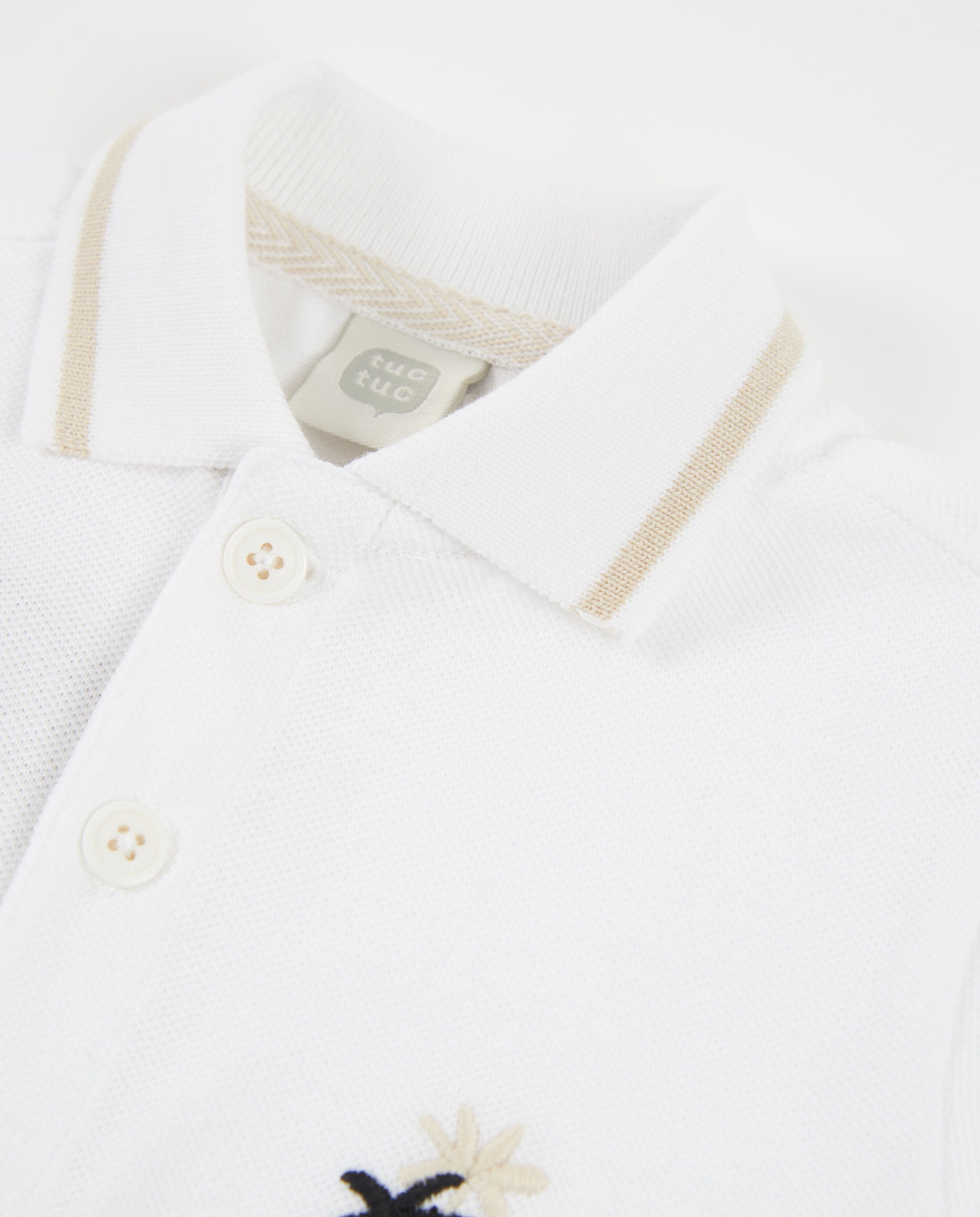 Polo de niño de punto con bordado decorativo