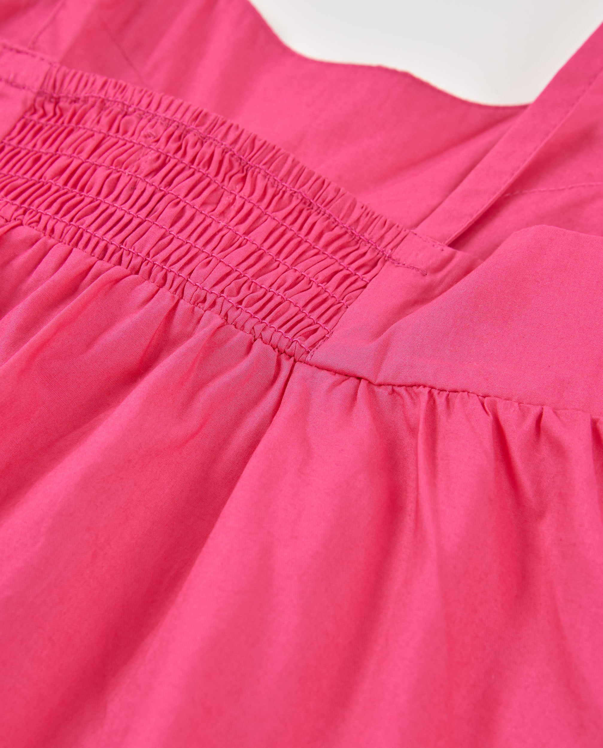Vestido de niña de plana con un gran lazo