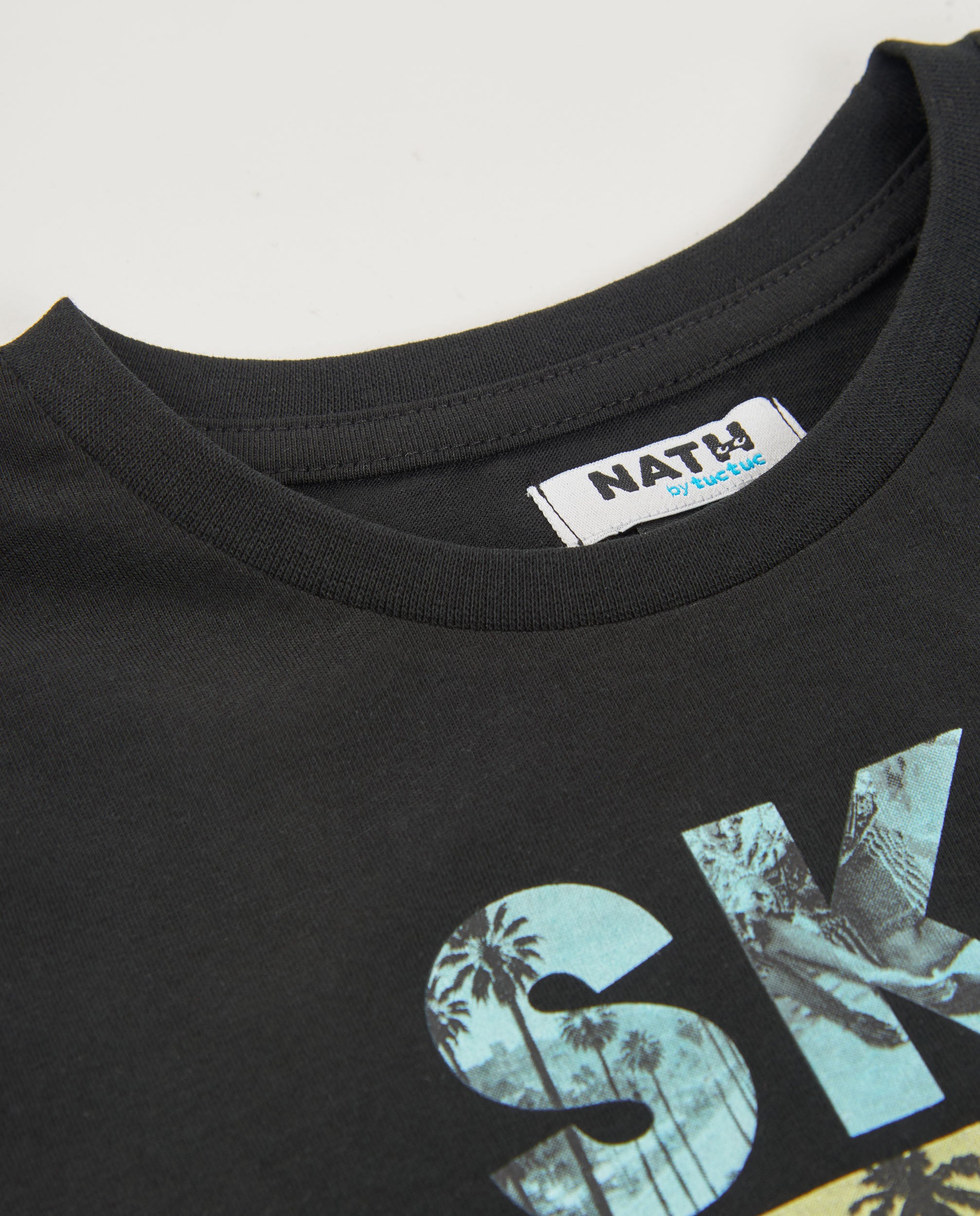 Camiseta de niño de punto con letras decoradas
