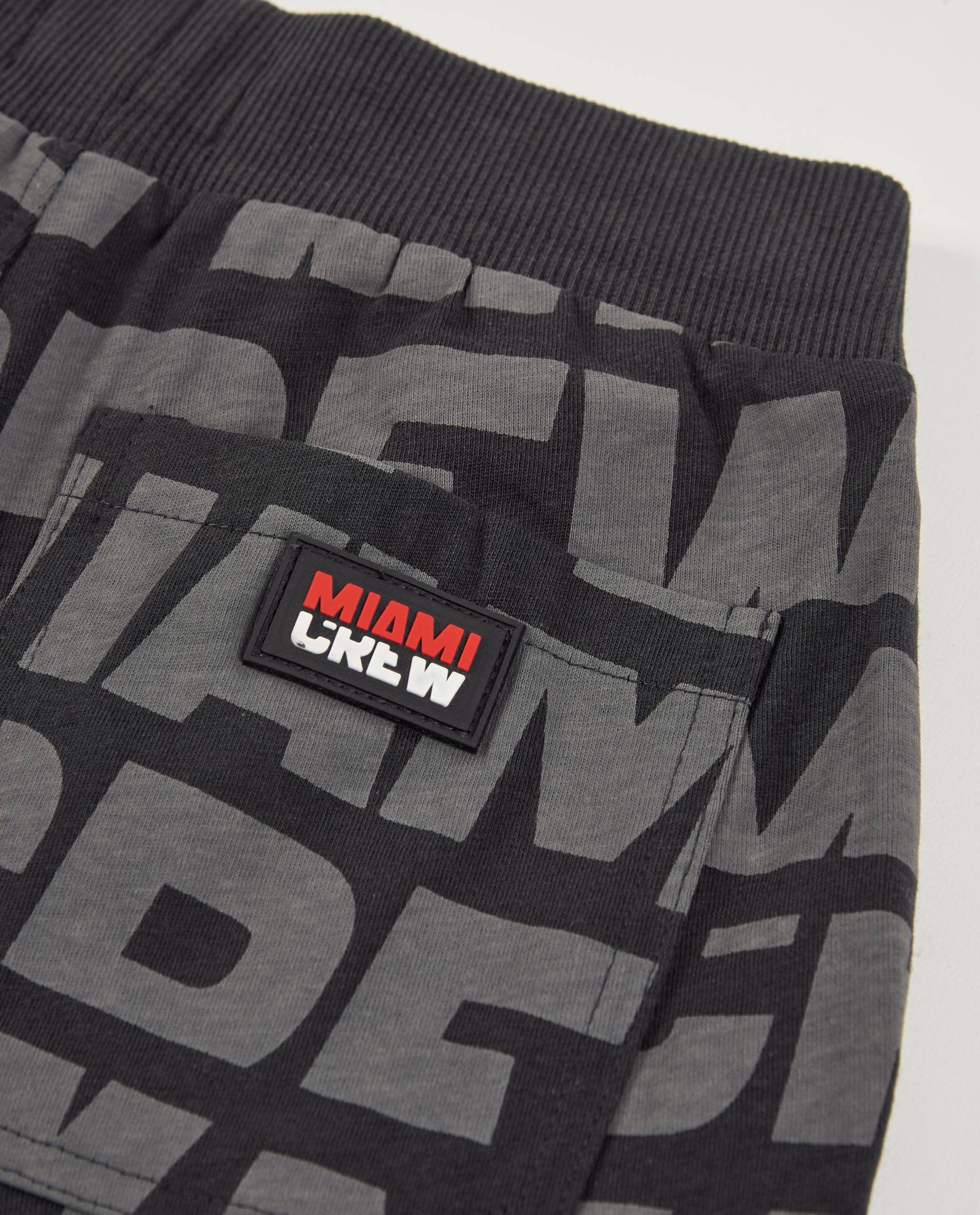 Bermuda de niño de punto con estampado de letras