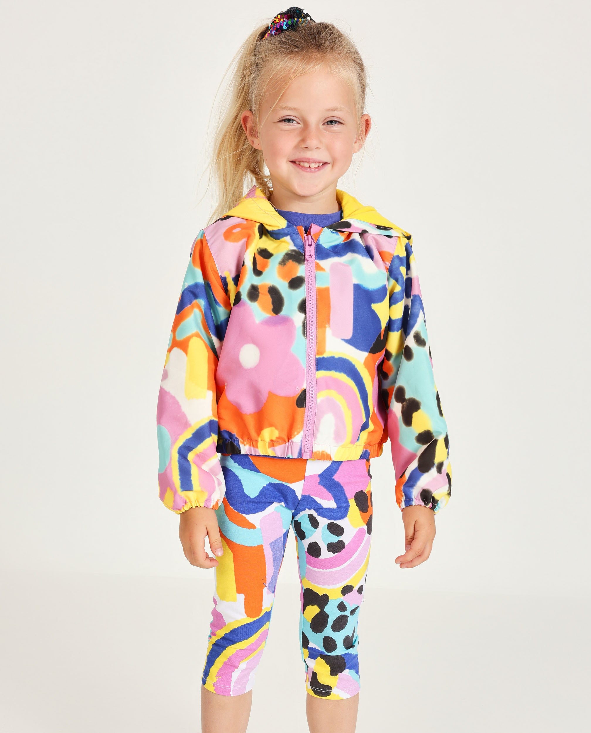 Chaqueta de niña de plana con diseño abstracto