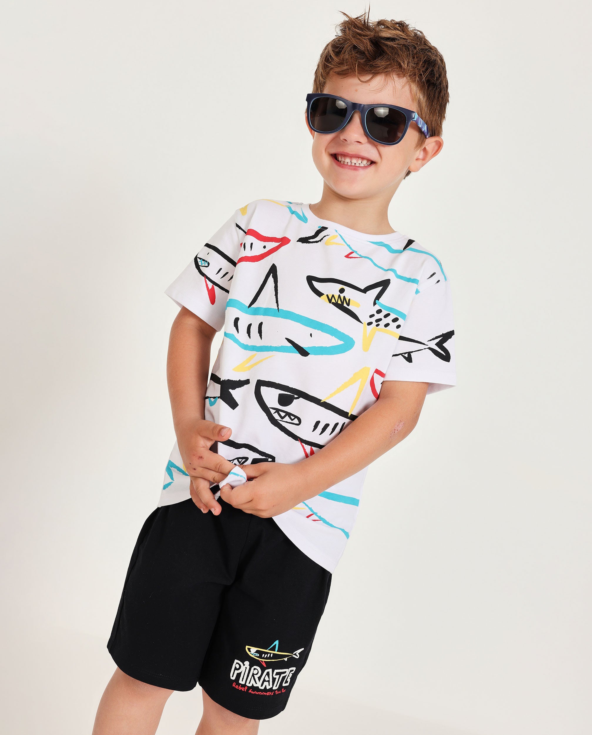 Conjunto de niño de punto con diseño de tiburones