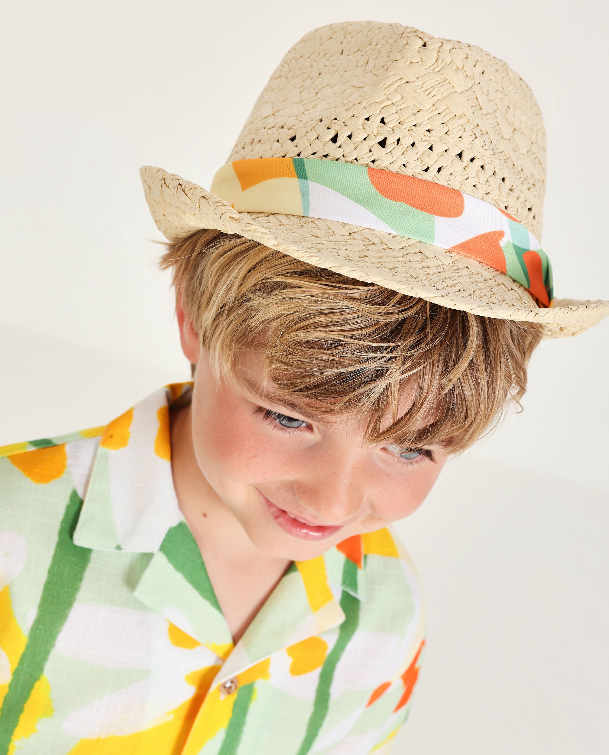 Sombrero de niño de plana y cinta con nudo lateral