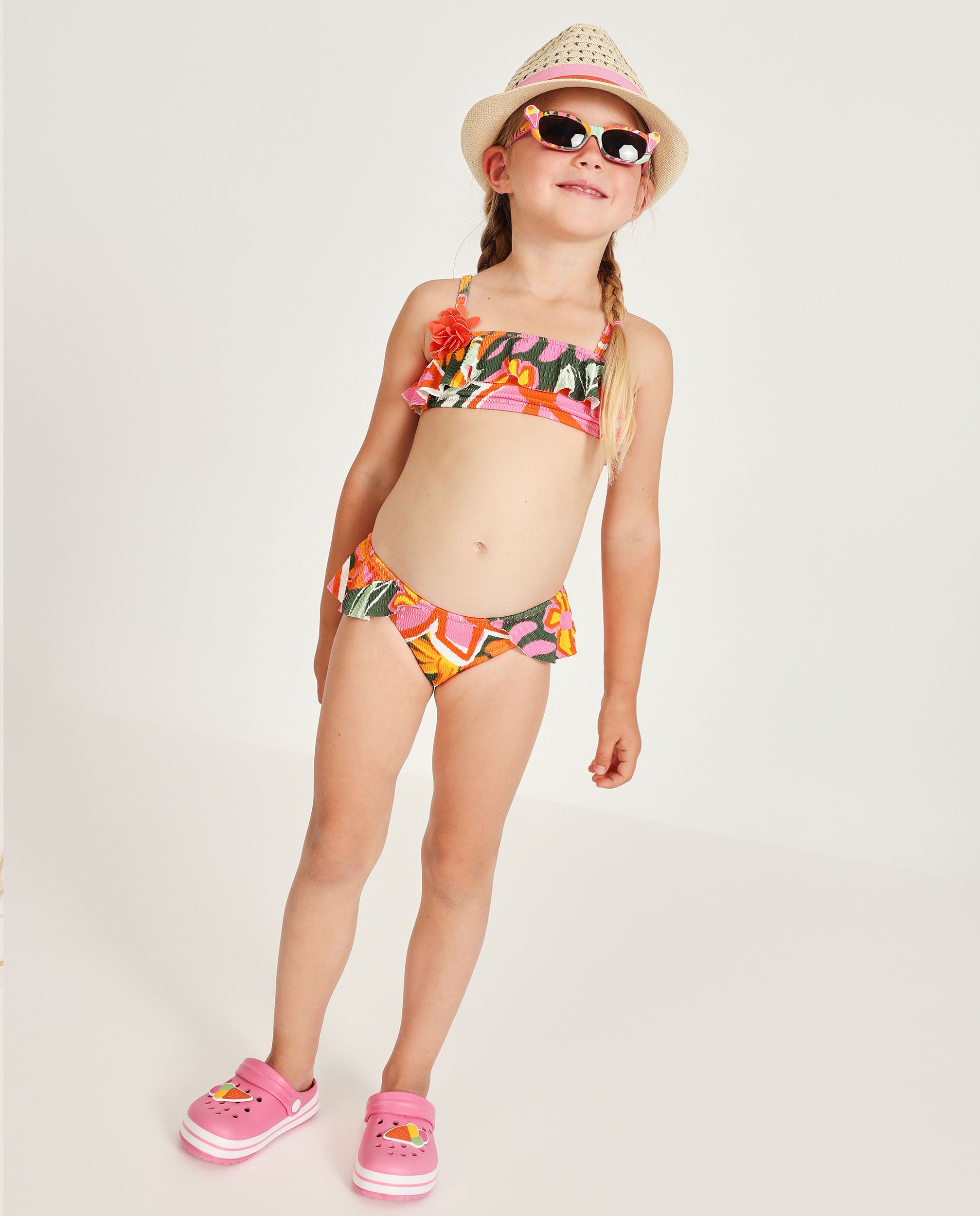 Bikini de niña de punto y detalle floral en relieve