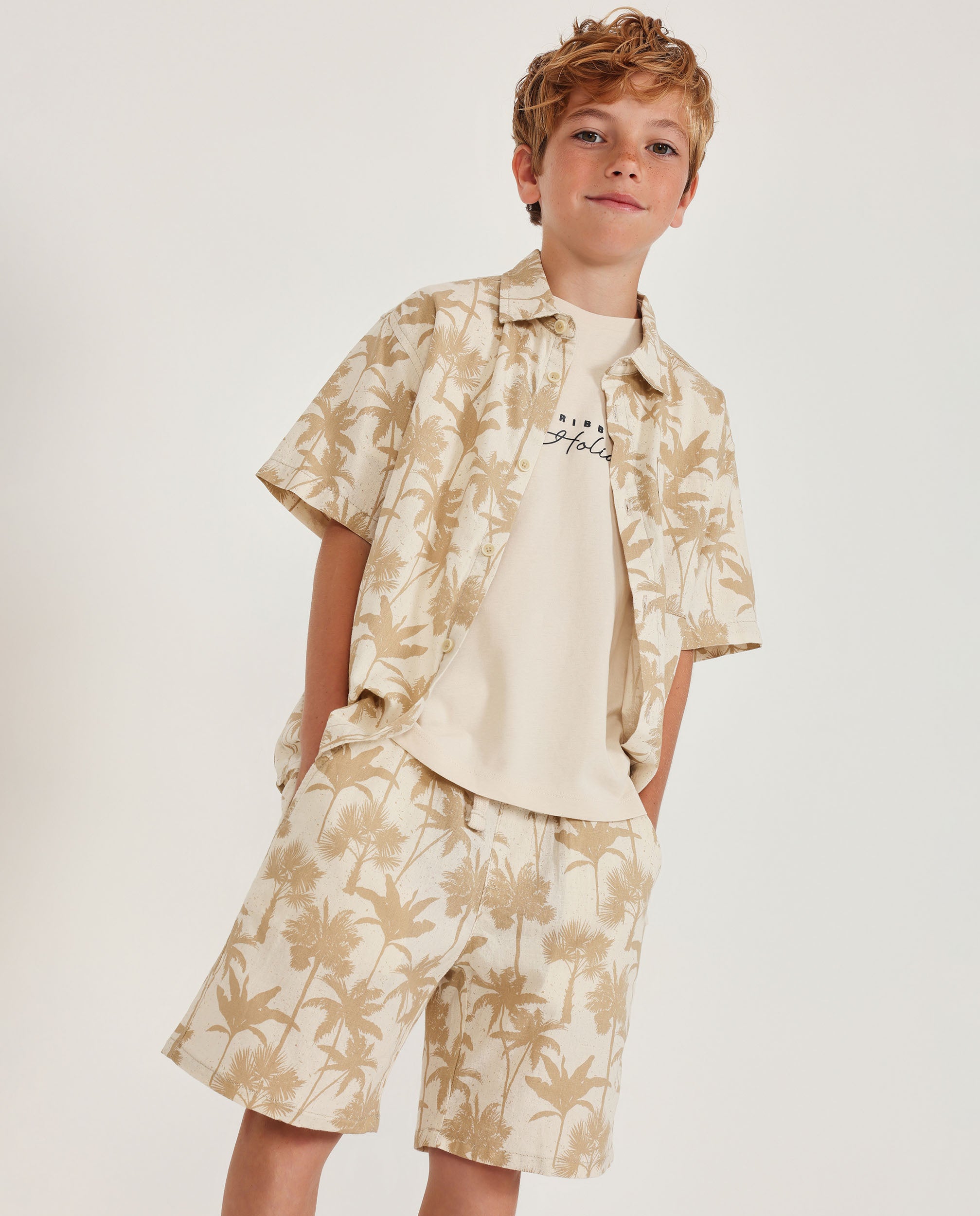 Camisa de niño de plana con diseño de palmeras
