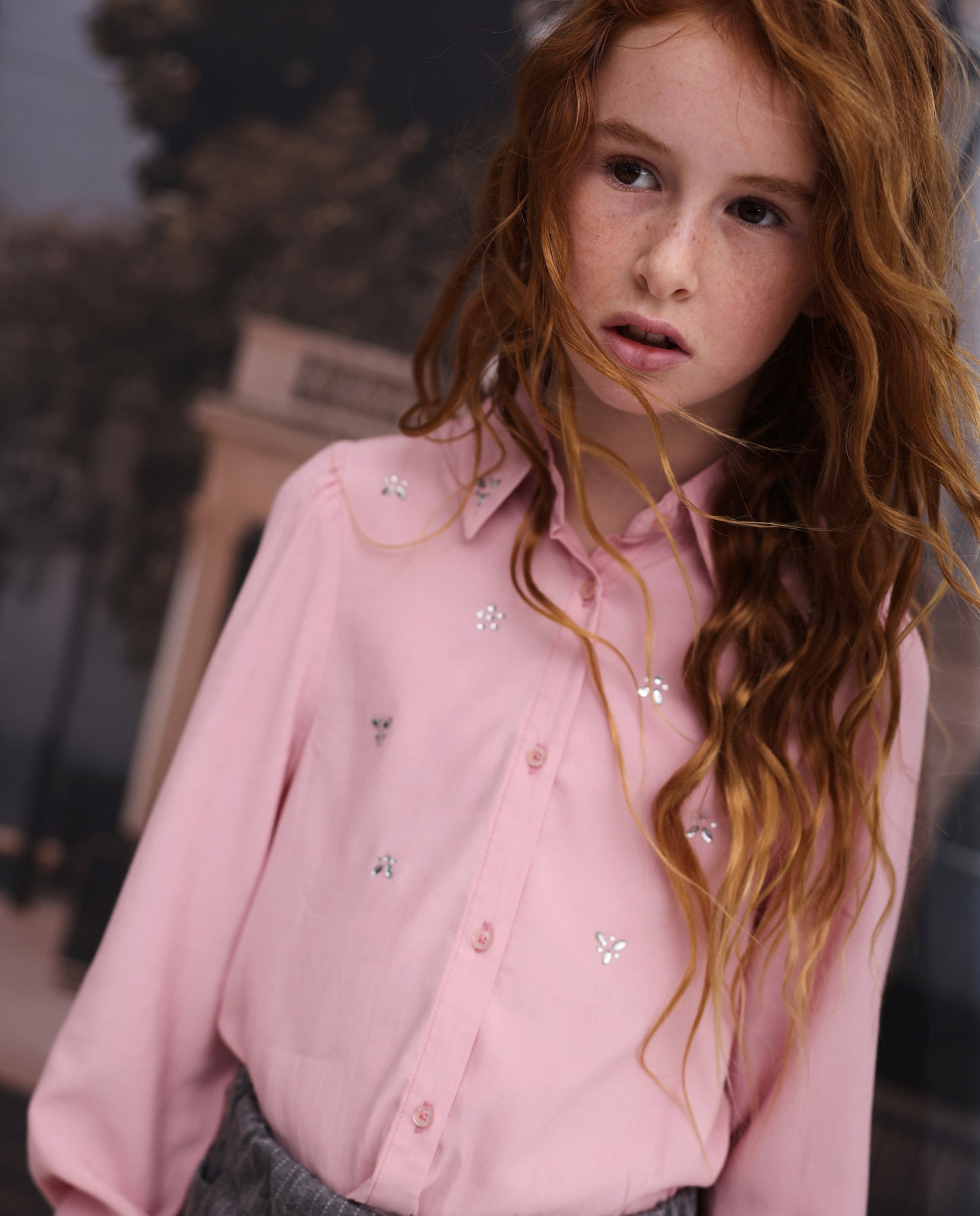 Camisa de niña de tela plana con bordados de gemas y manga larga