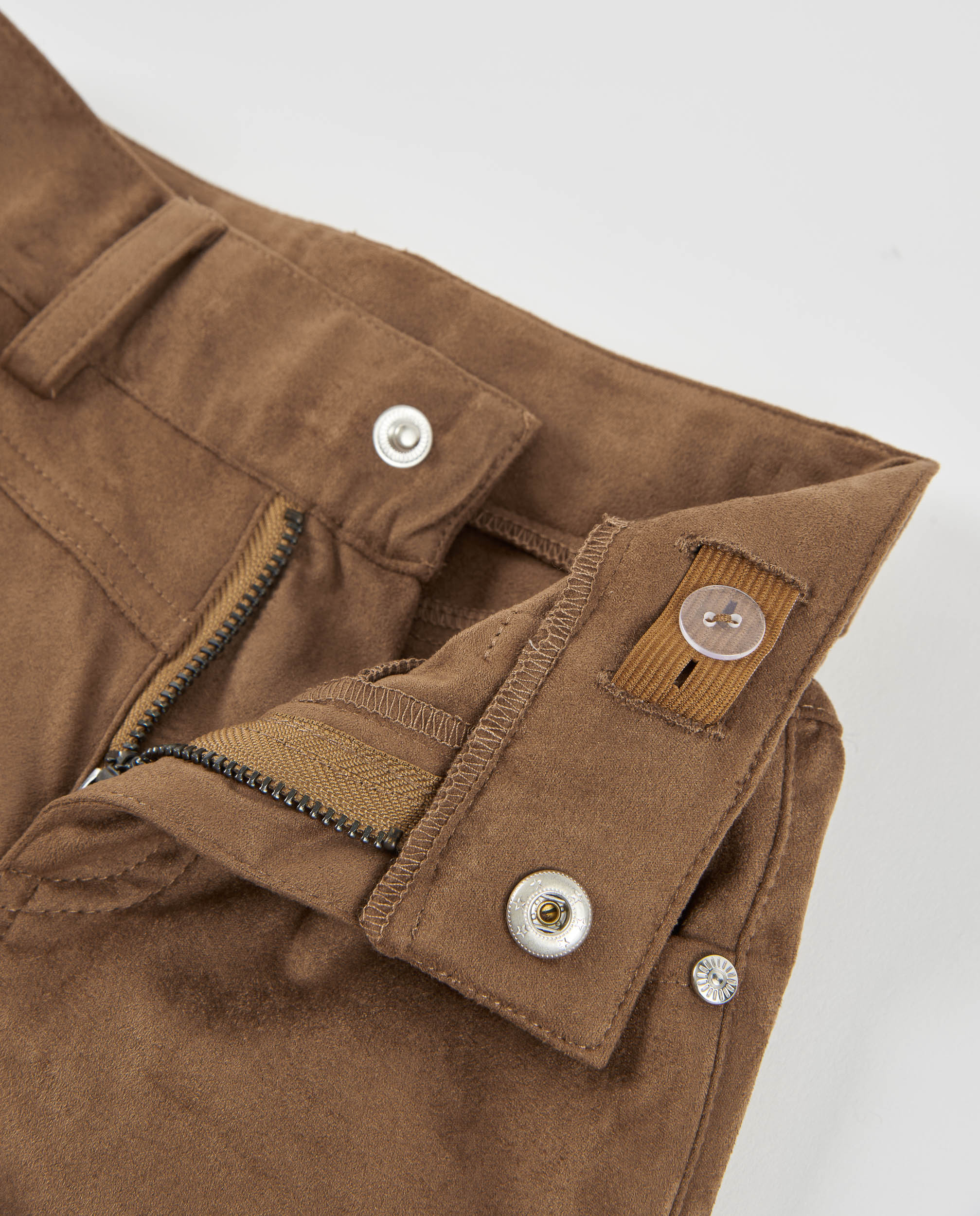 Pantalón de niña de ante con corte acampanado y cintura ajustada