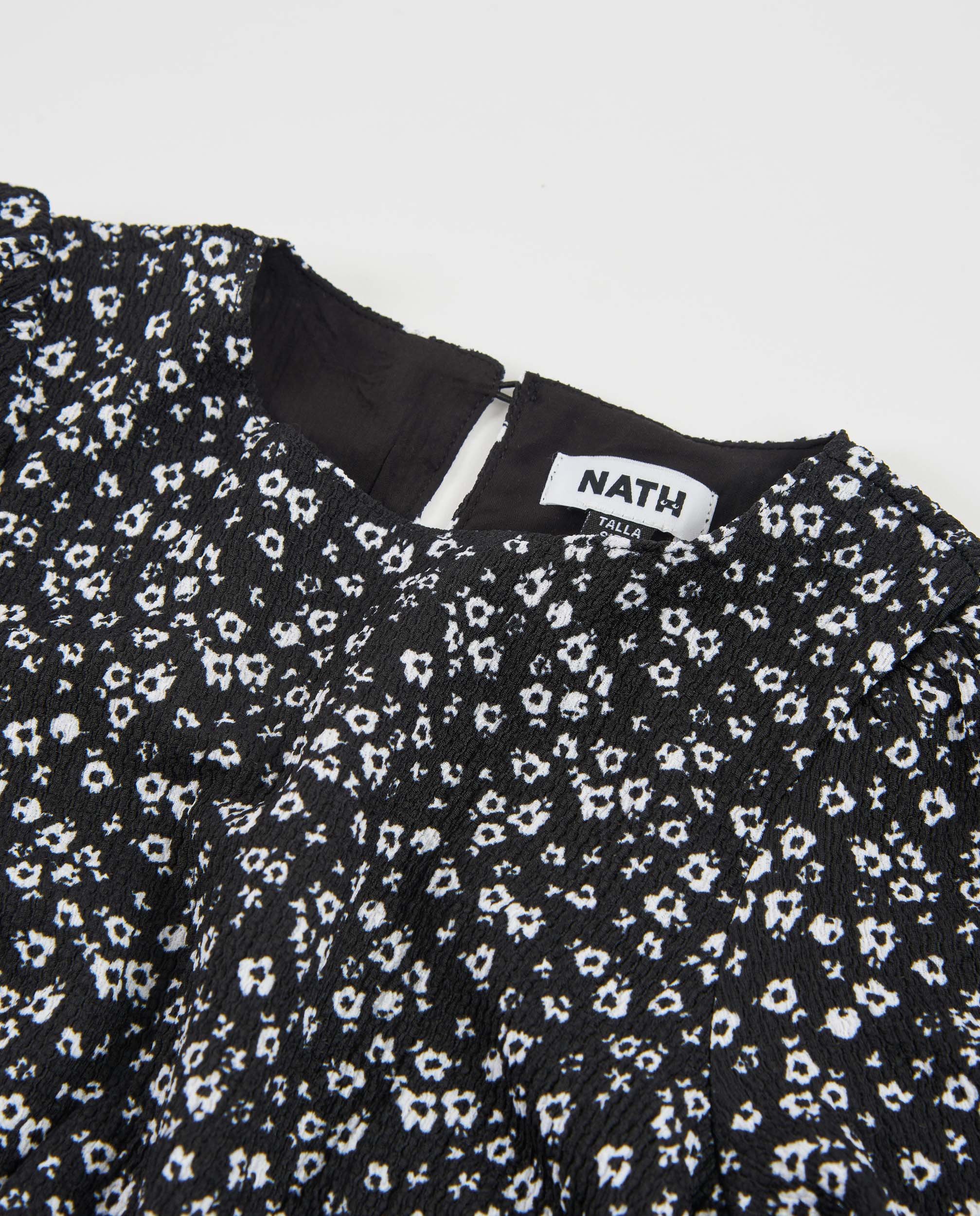 Vestido de niña de tela plana con diseño floral y mangas con volantes