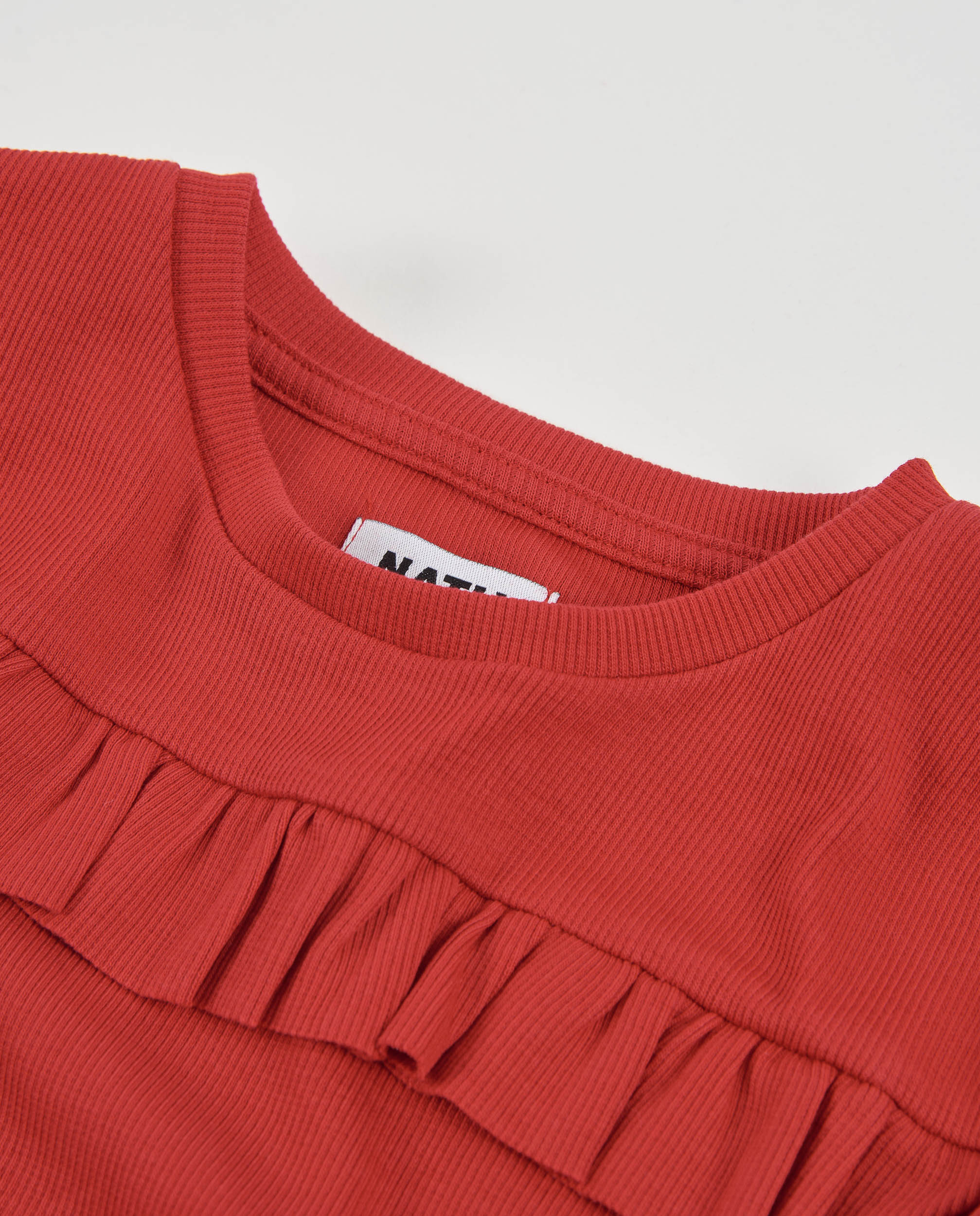 Camiseta de niña de punto con volantes en la parte frontal