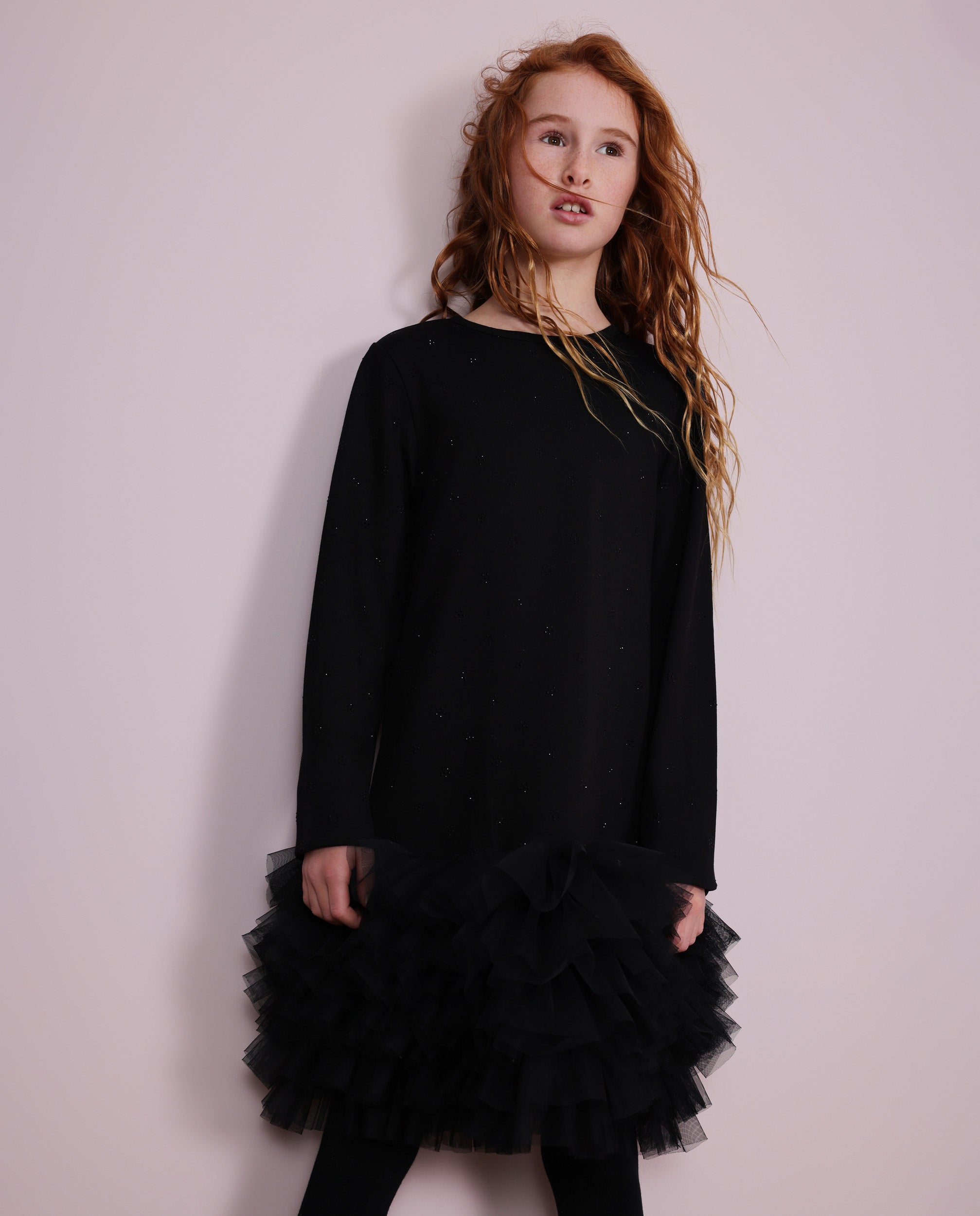 Vestido de niña de punto con volantes en el bajo y manga larga