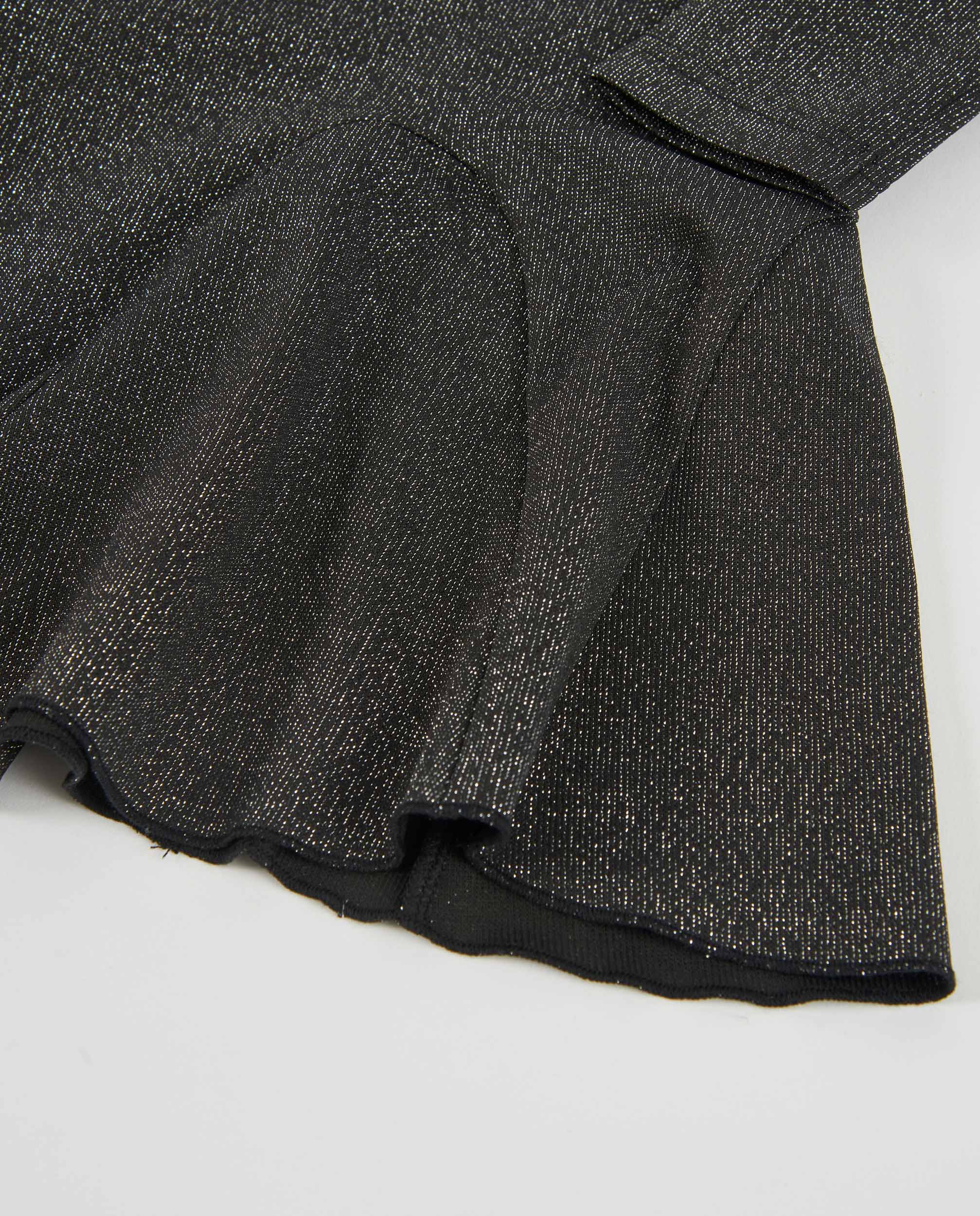 Vestido de niña con hombros descubiertos y detalles de brillo