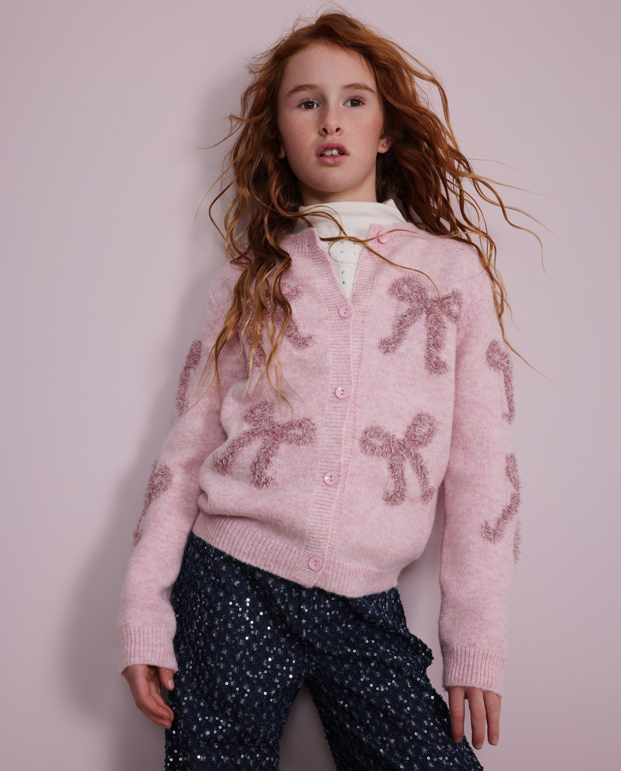 Chaqueta de niña de tricot con lazos y botones