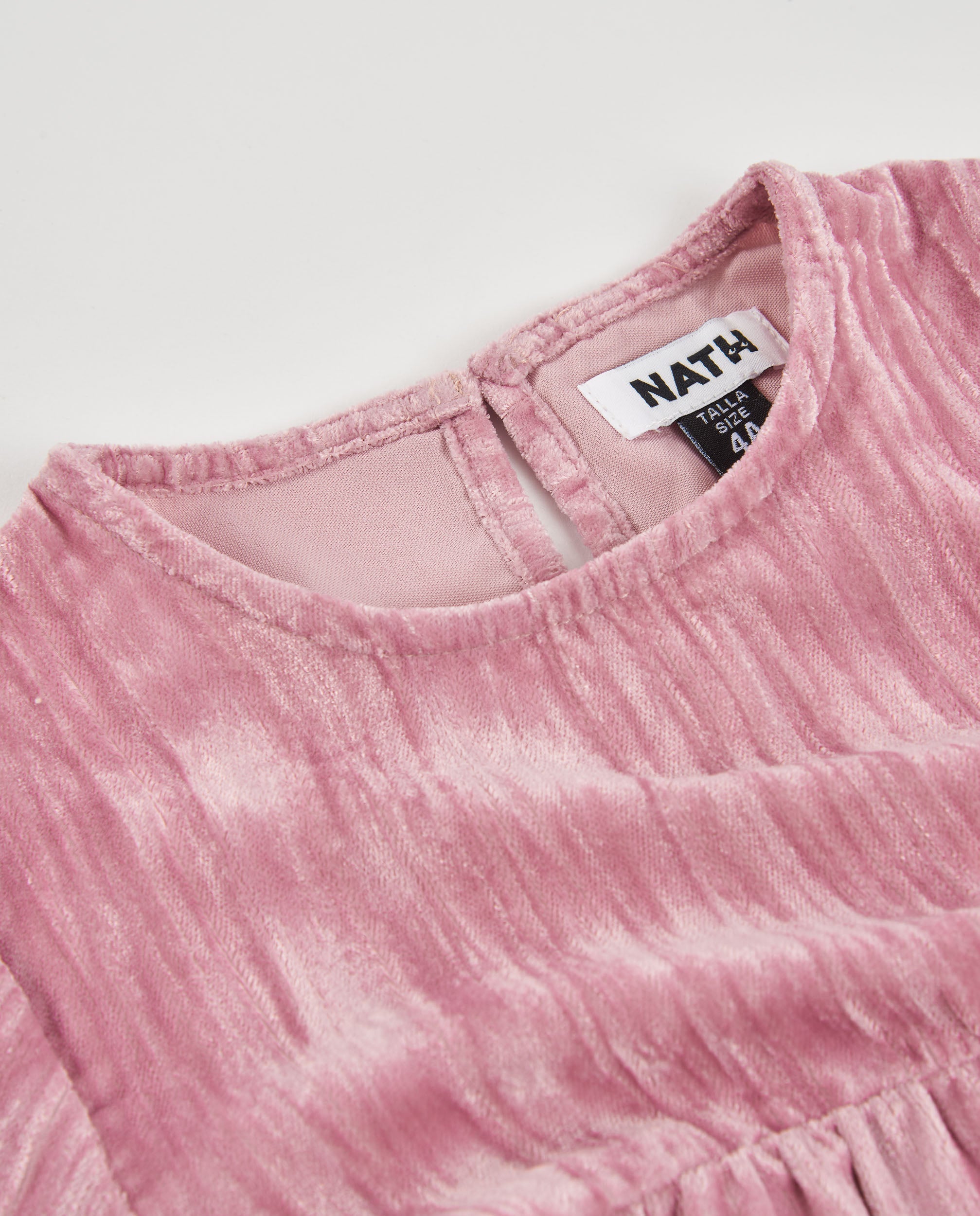 Vestido de niña de tejido sedoso con volantes