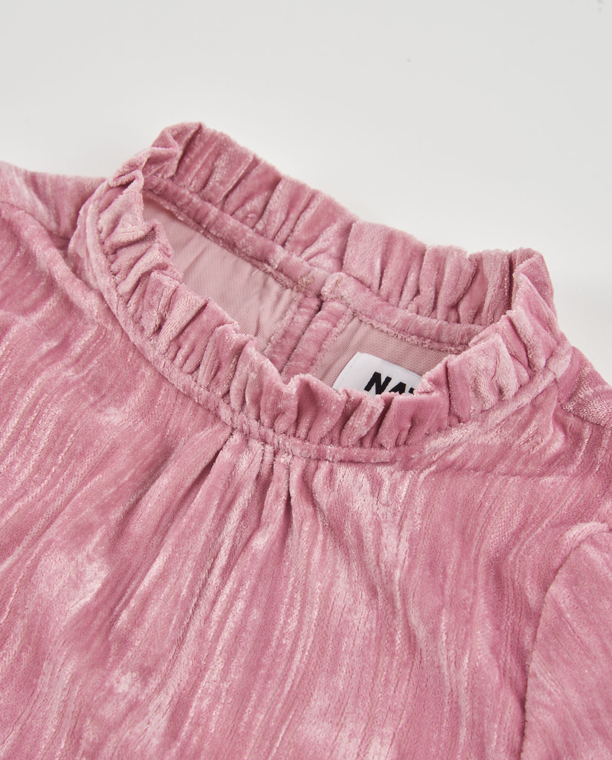 Blusa de niña de tela plana con cuello plisado y volantes