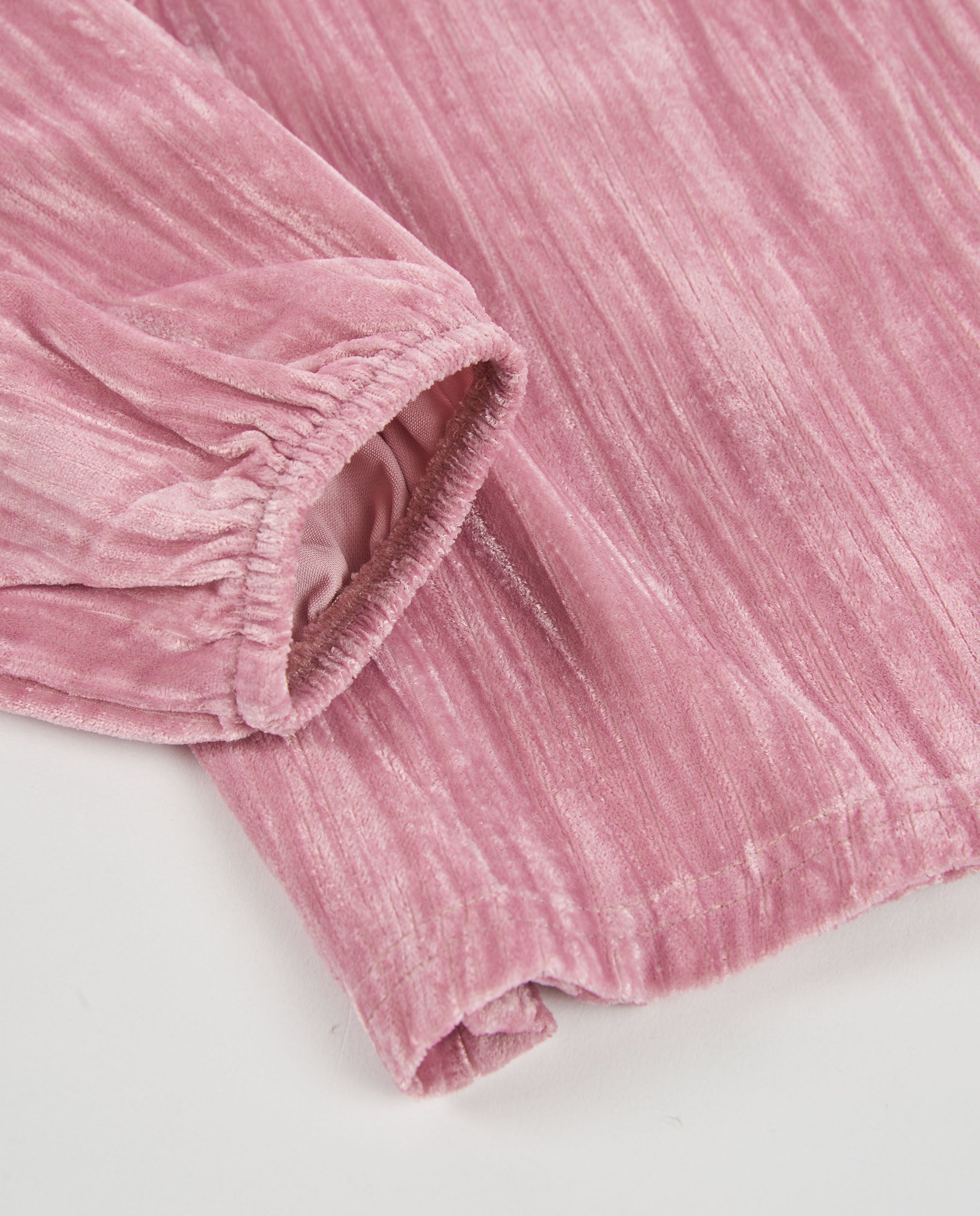 Blusa de niña de tela plana con cuello plisado y volantes