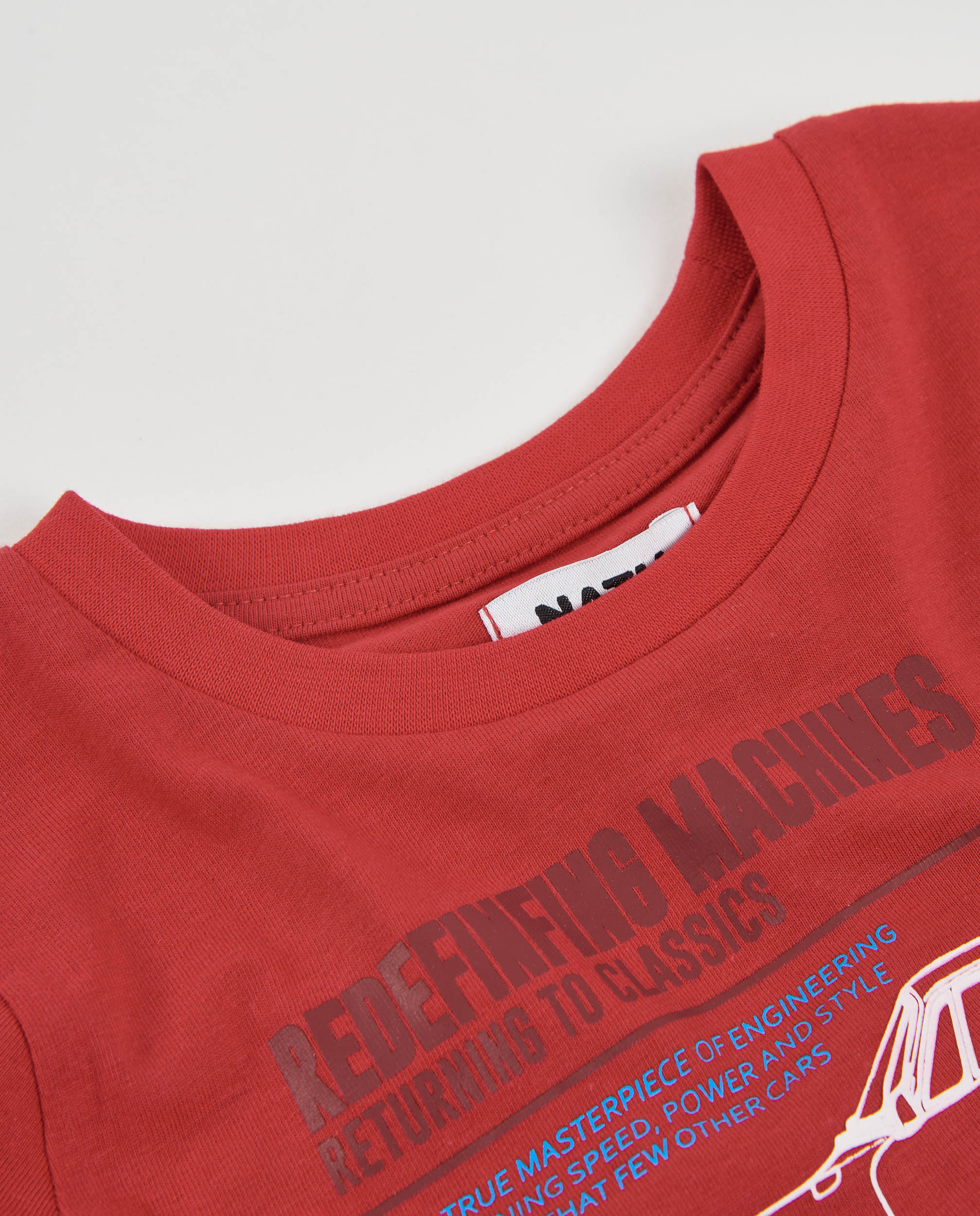 Camiseta de niño de punto con diseño de coches y manga larga