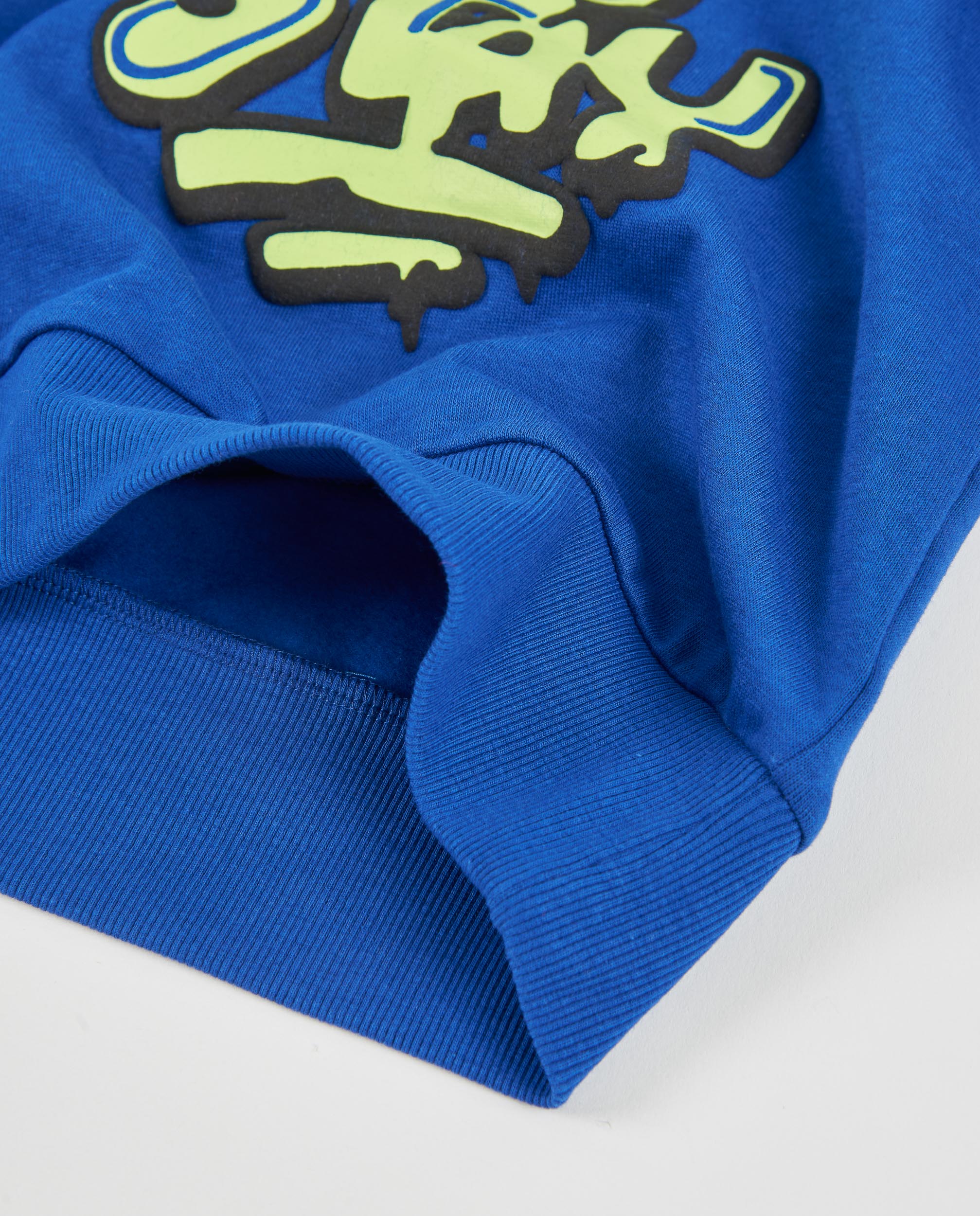 Sudadera de niño de felpa con estilo urbano y puños ribeteados