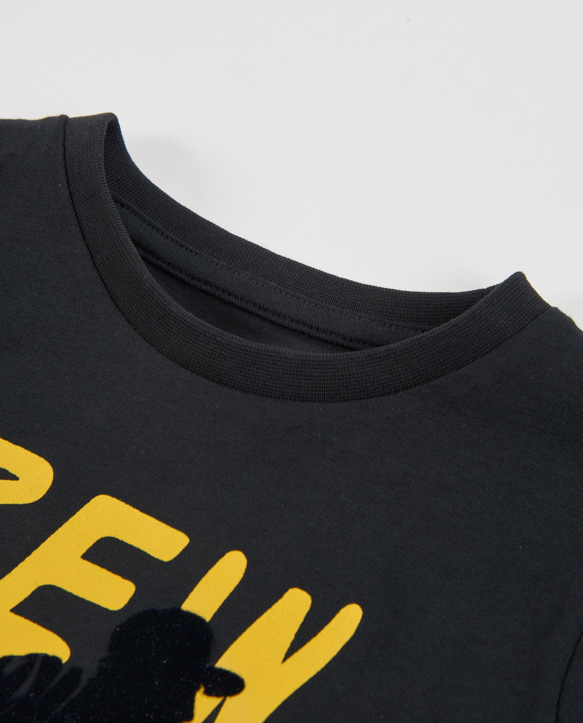 Camiseta de niño de punto con print de skater y letras en contraste